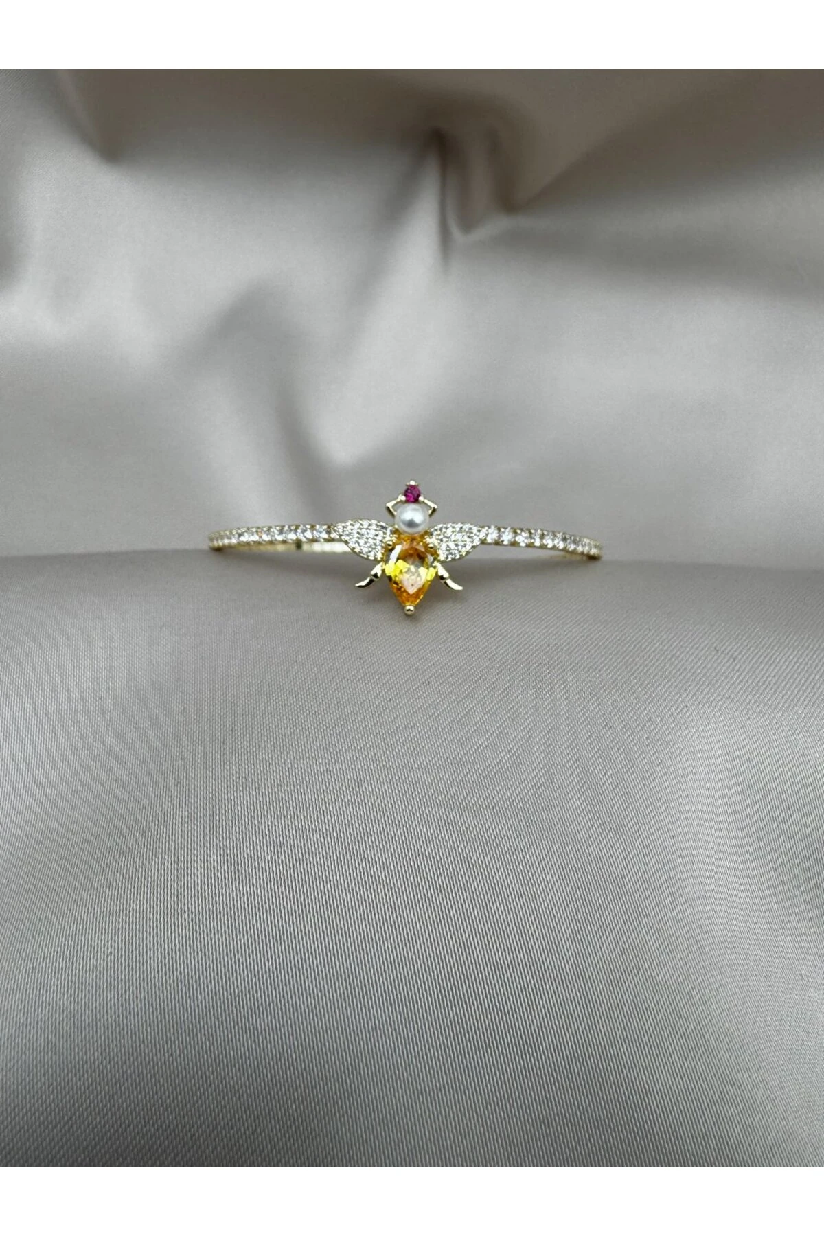 Arı Figürlü Taşlı Gold Bileklik