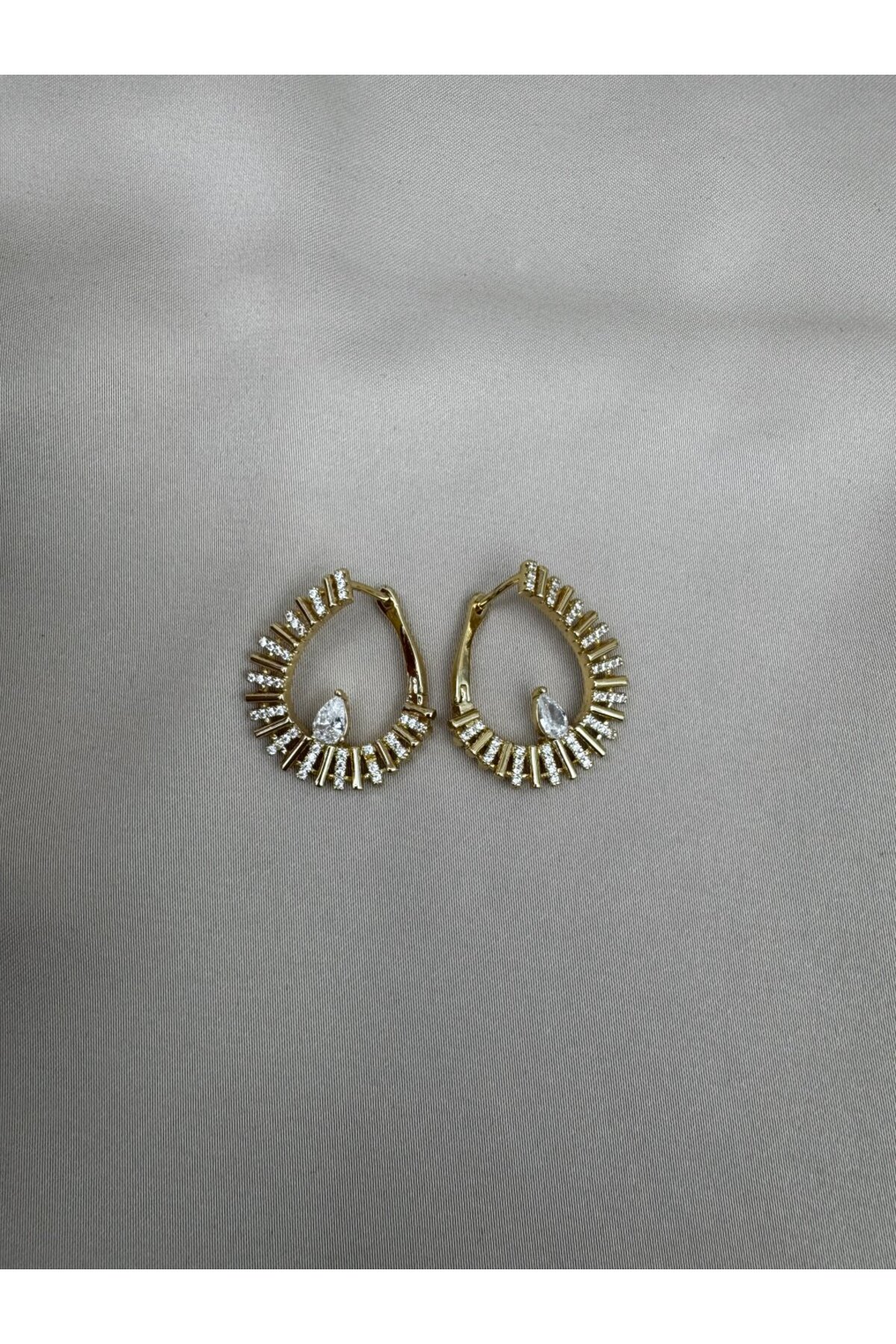 Zirkon Taşlı Damla Form Gold Küpe