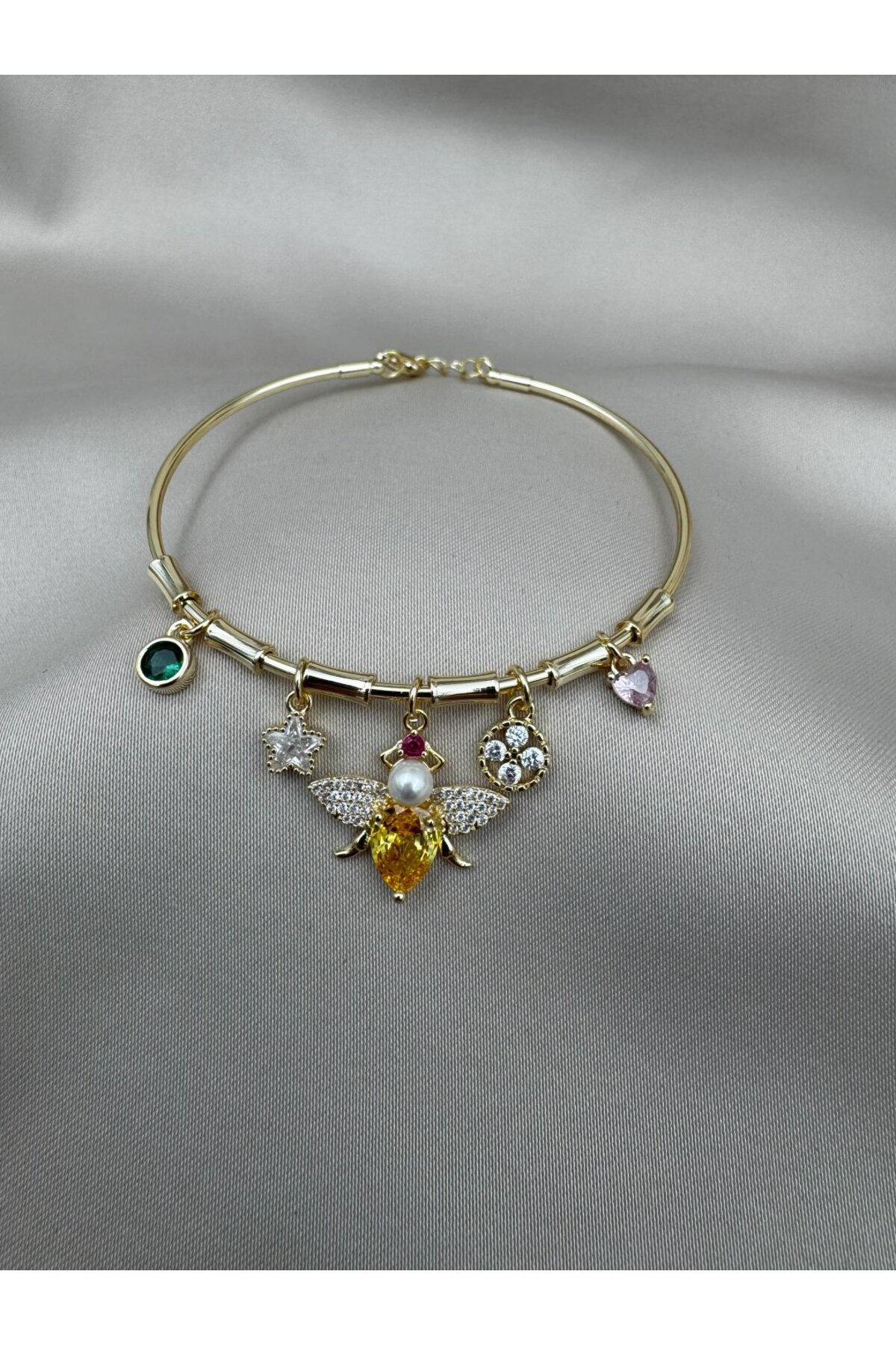Arı Figürlü Taşlı Charm Gold Bileklik