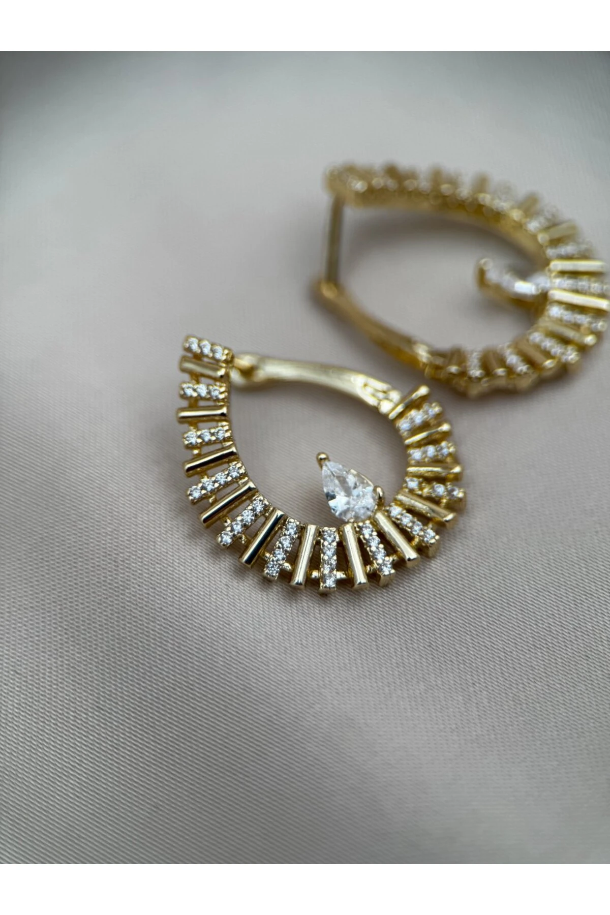 Zirkon Taşlı Damla Form Gold Küpe
