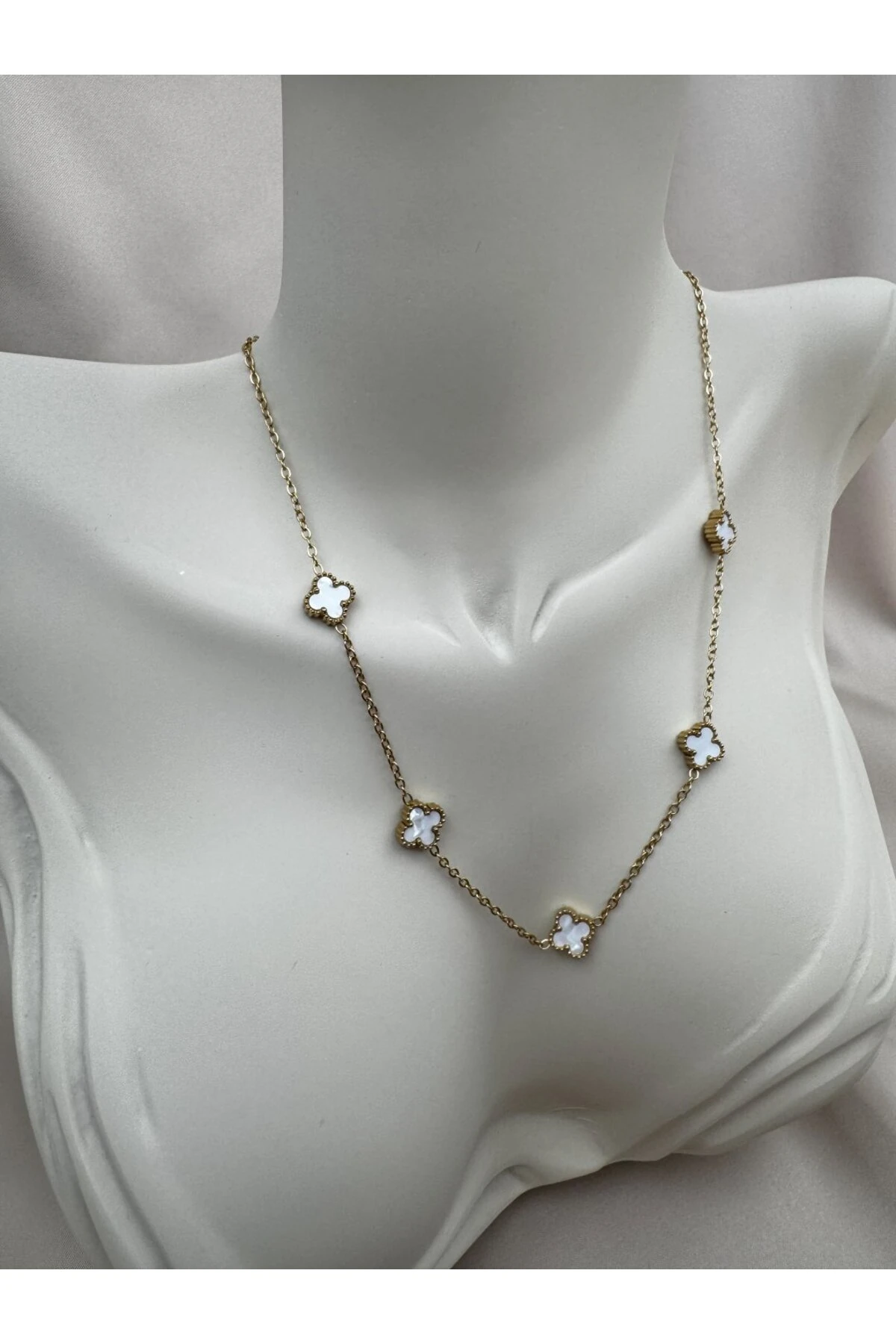 Gold Beyaz Renk Yonca Detaylı 40+5CM Ayarlanabilir Çelik Kolye