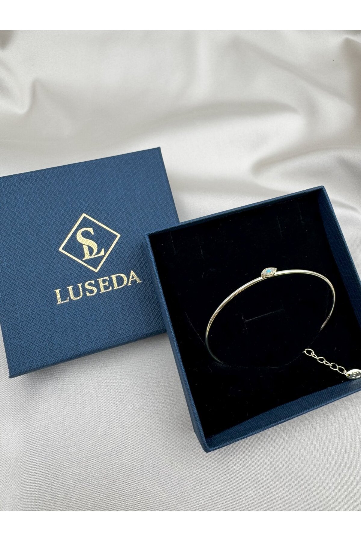 Verstellbares Goldarmband mit blauem Stein und Nazar-Auge