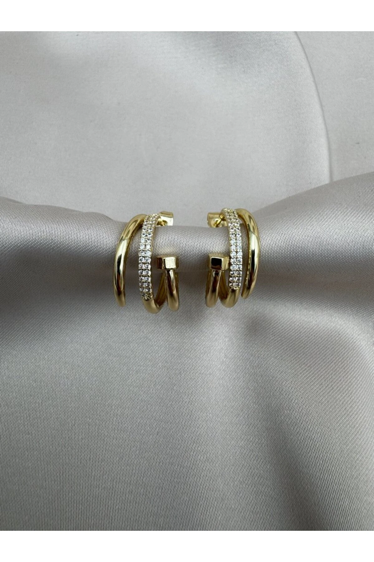 Çivili Çift Halkalı Taşlı Gold Çelik Küpe