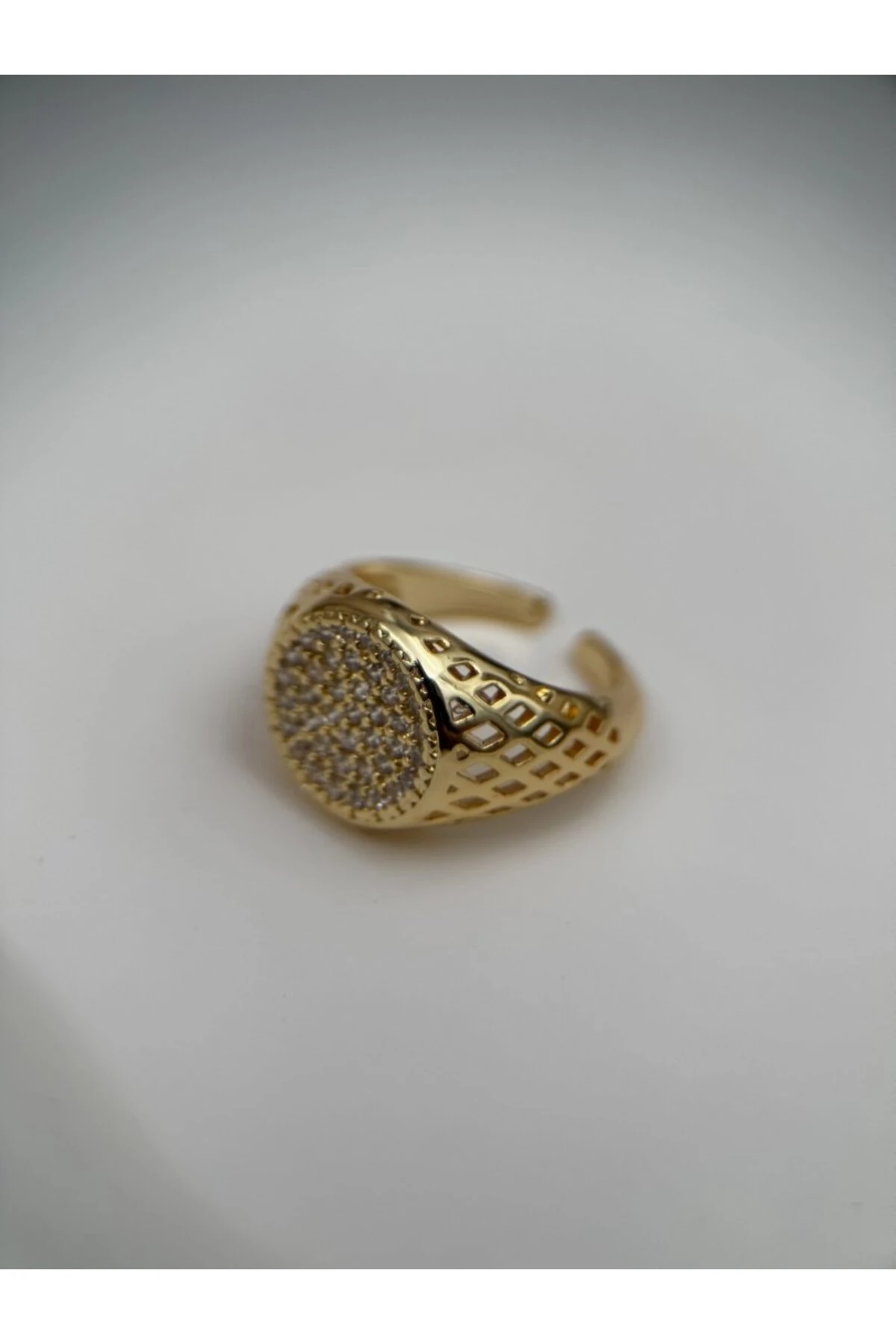 Gold Kaplama Yuvarlak Taşlı Modern Kararmaz Yüzük