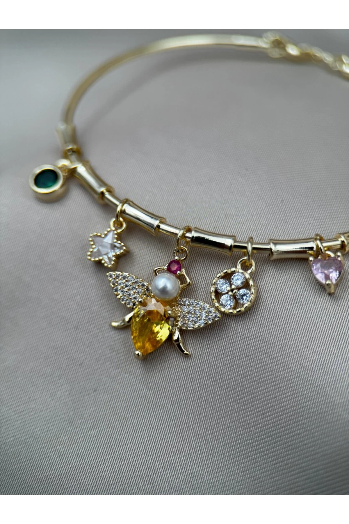 Arı Figürlü Taşlı Charm Gold Bileklik