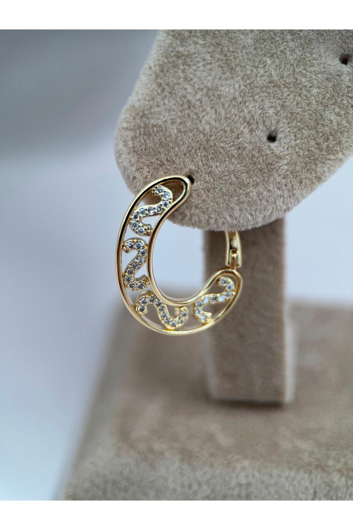 Gold Renk Kıvrımlı Zirkon İşlemeli Modern Halka VIP Küpe