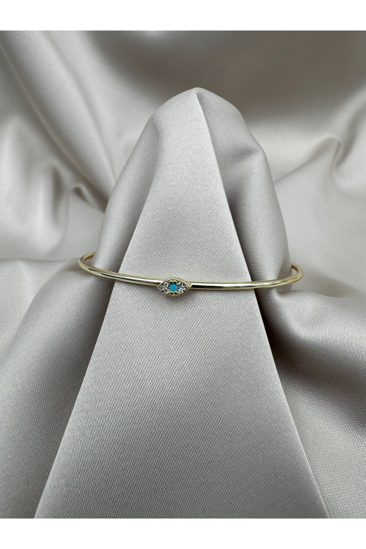 Verstellbares Goldarmband mit blauem Stein und Nazar-Auge