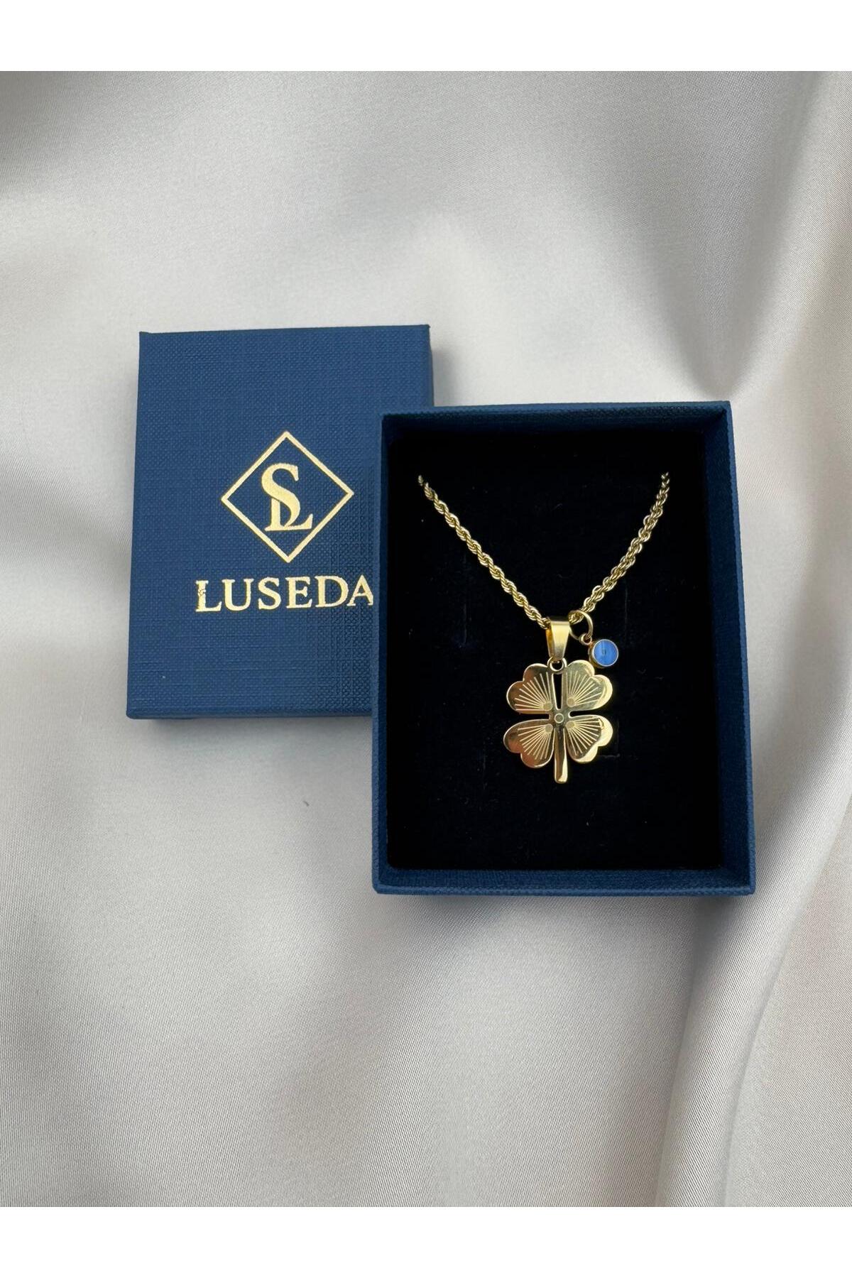 Goldfarbene Halskette aus anlaufbeständigem Stahl mit vierblättrigem Kleeblatt und Nazar-Auge, 39+5 cm lang.