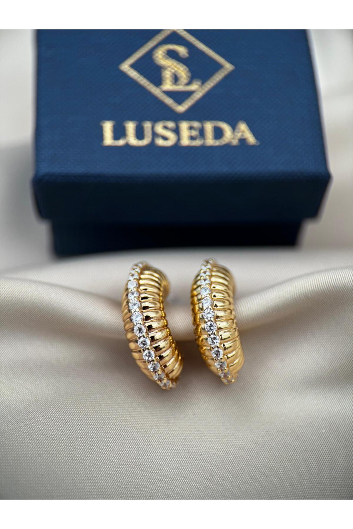 Gold Renk Zirkon Taşlı Tasarım Küpe