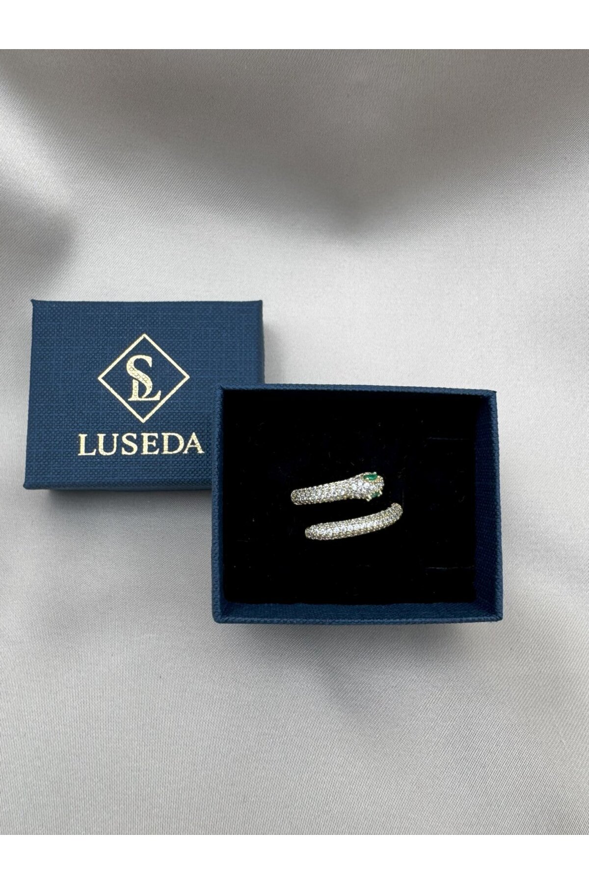 Gold Renk Yeşil Taş Detaylı Yılan Formu Ayarlanabilir VIP Yüzük