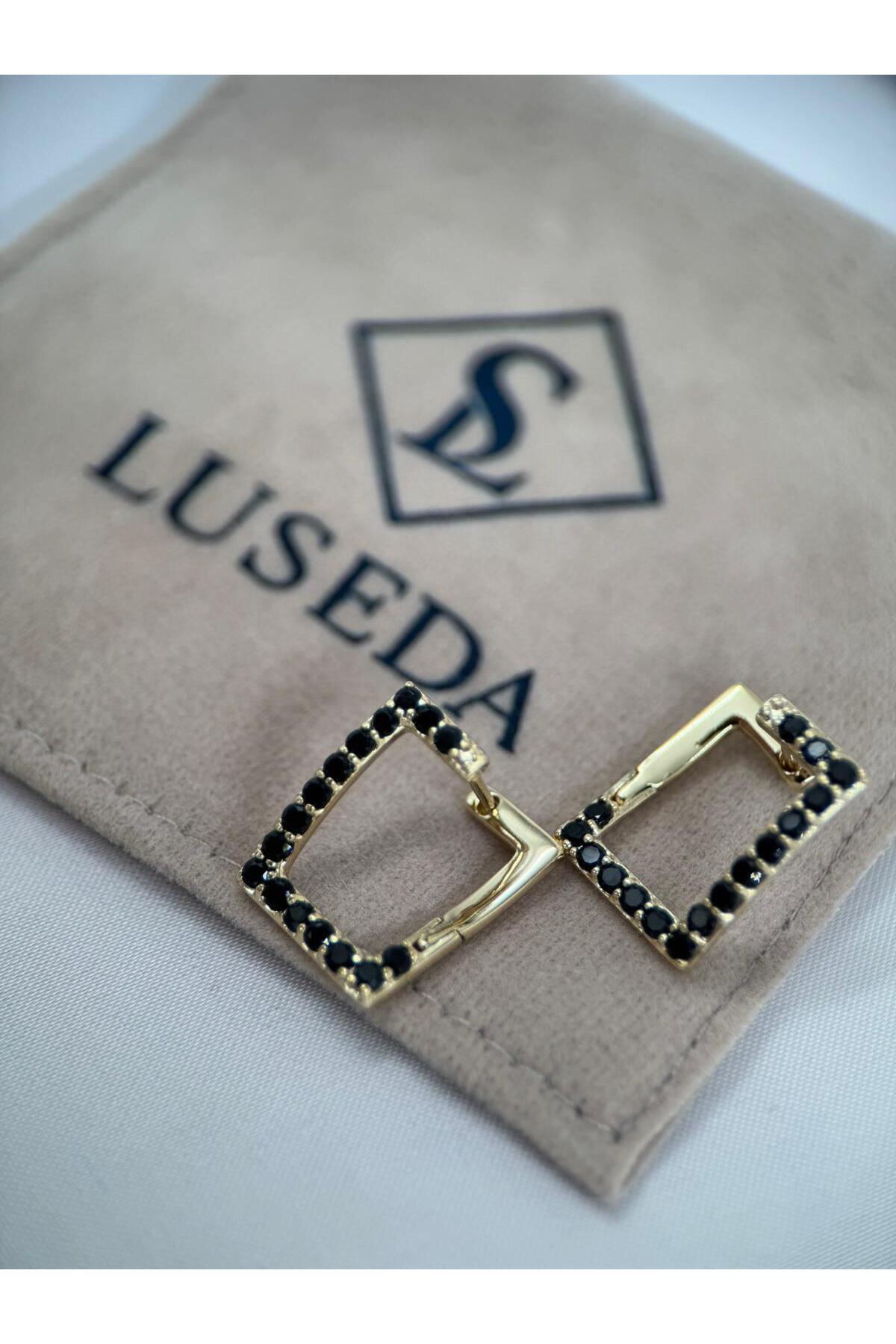 Siyah Taşlı Kare Gold VIP Küpe