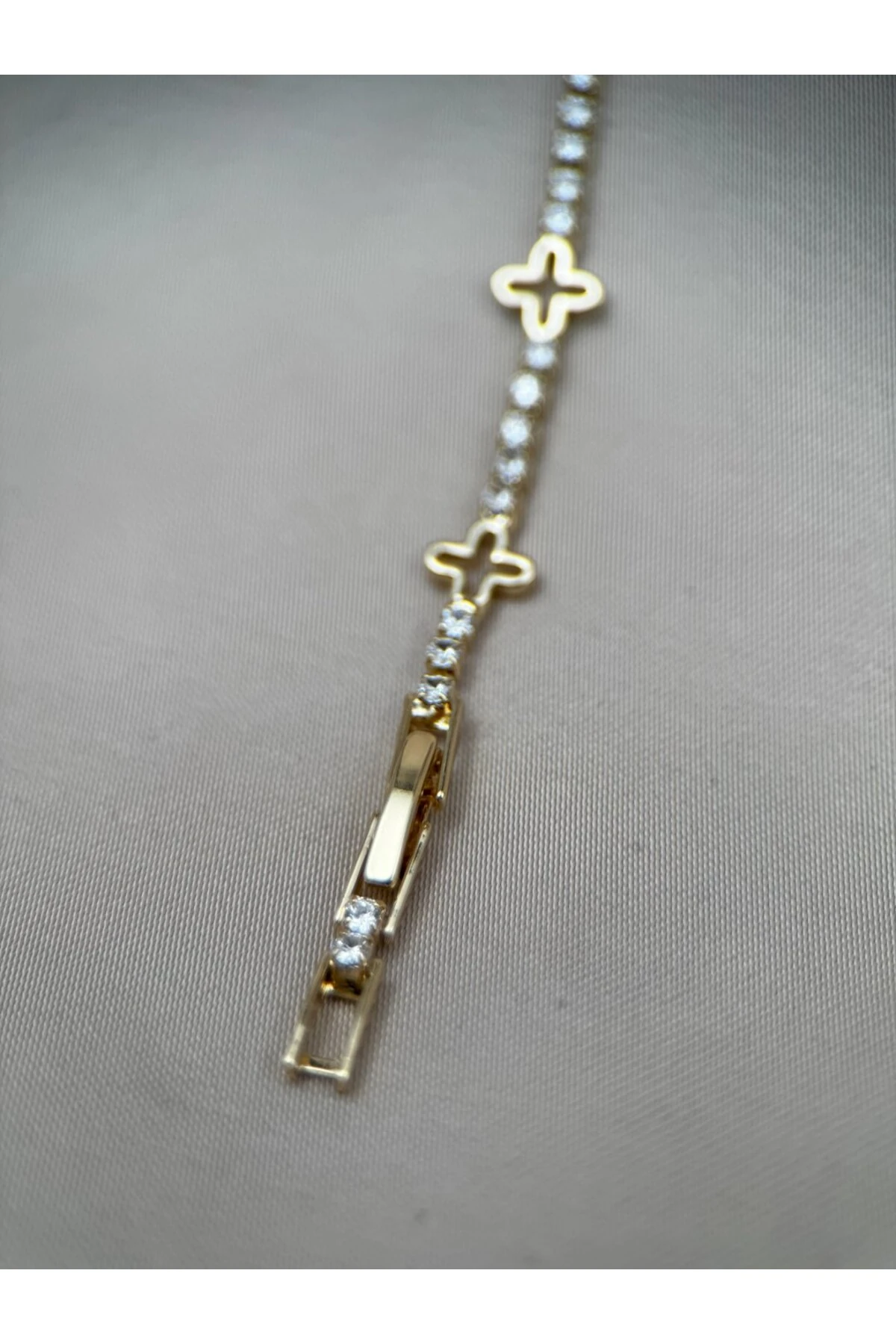 Dört Yaprak Motifli Taşlı Gold 16+2CM Ayarlanabilir Bileklik