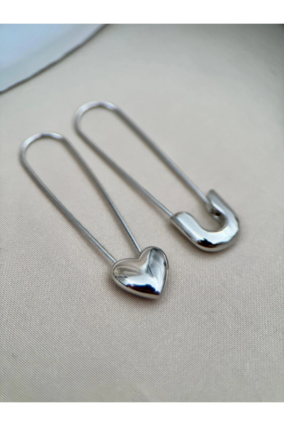 Çatal İğne ve Kalp Detaylı Gold Renk Küpe - gümüş
