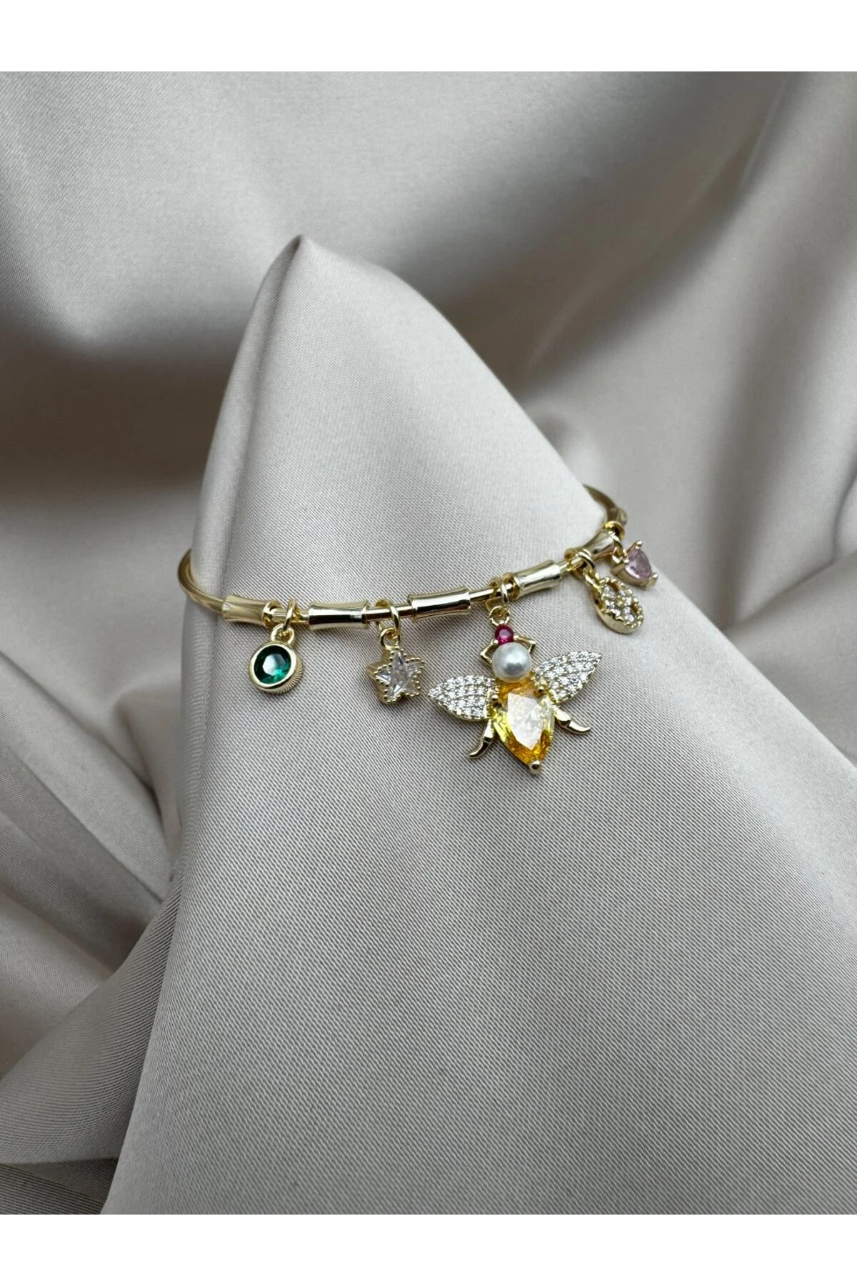 Arı Figürlü Taşlı Charm Gold Bileklik