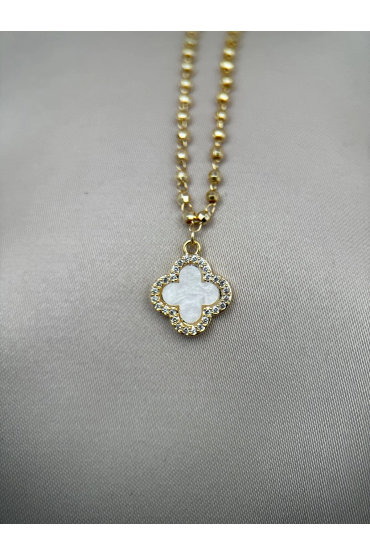 VIP Damenarmband in Goldfarbe mit Zirkonia-Stein und Kleeblatt-Detail, verstellbar