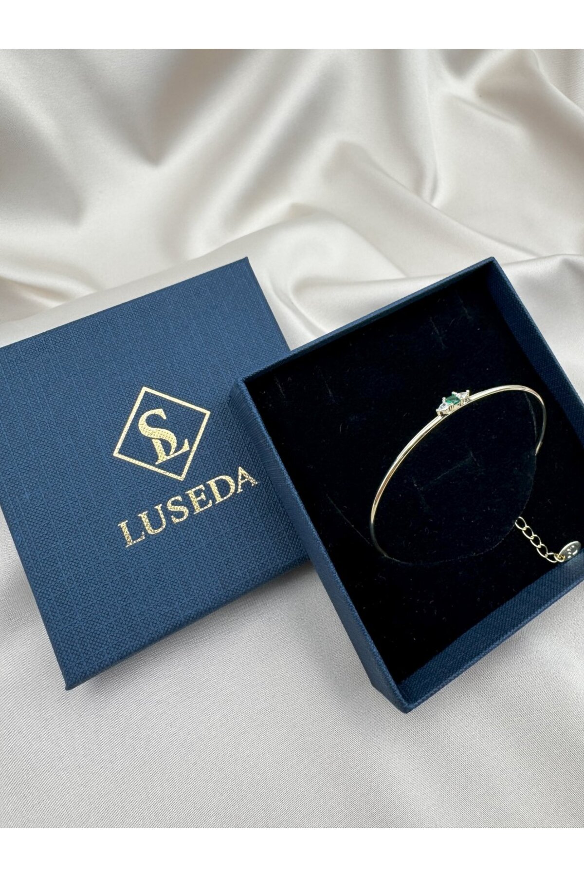 Yeşil Taş Detaylı Zarif Ayarlanabilir Gold Bileklik