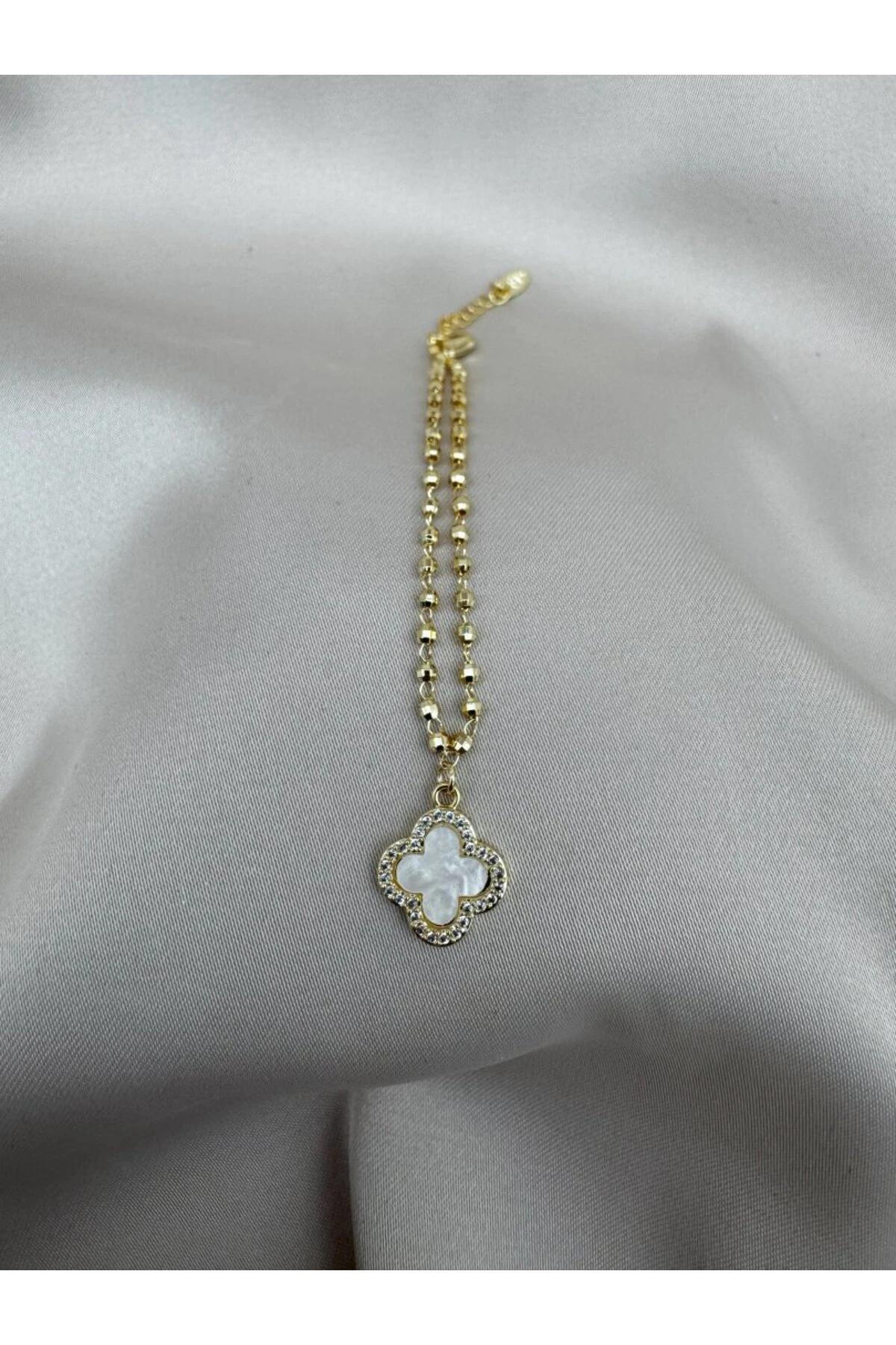 VIP Damenarmband in Goldfarbe mit Zirkonia-Stein und Kleeblatt-Detail, verstellbar