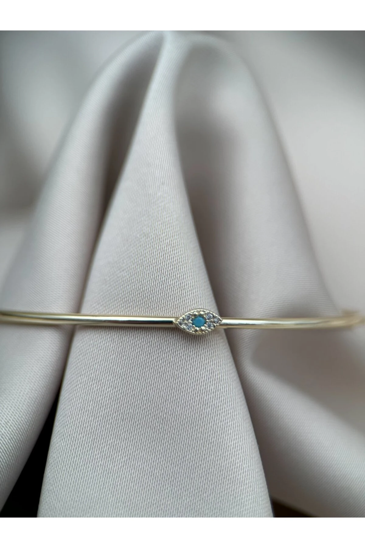 Verstellbares Goldarmband mit blauem Stein und Nazar-Auge