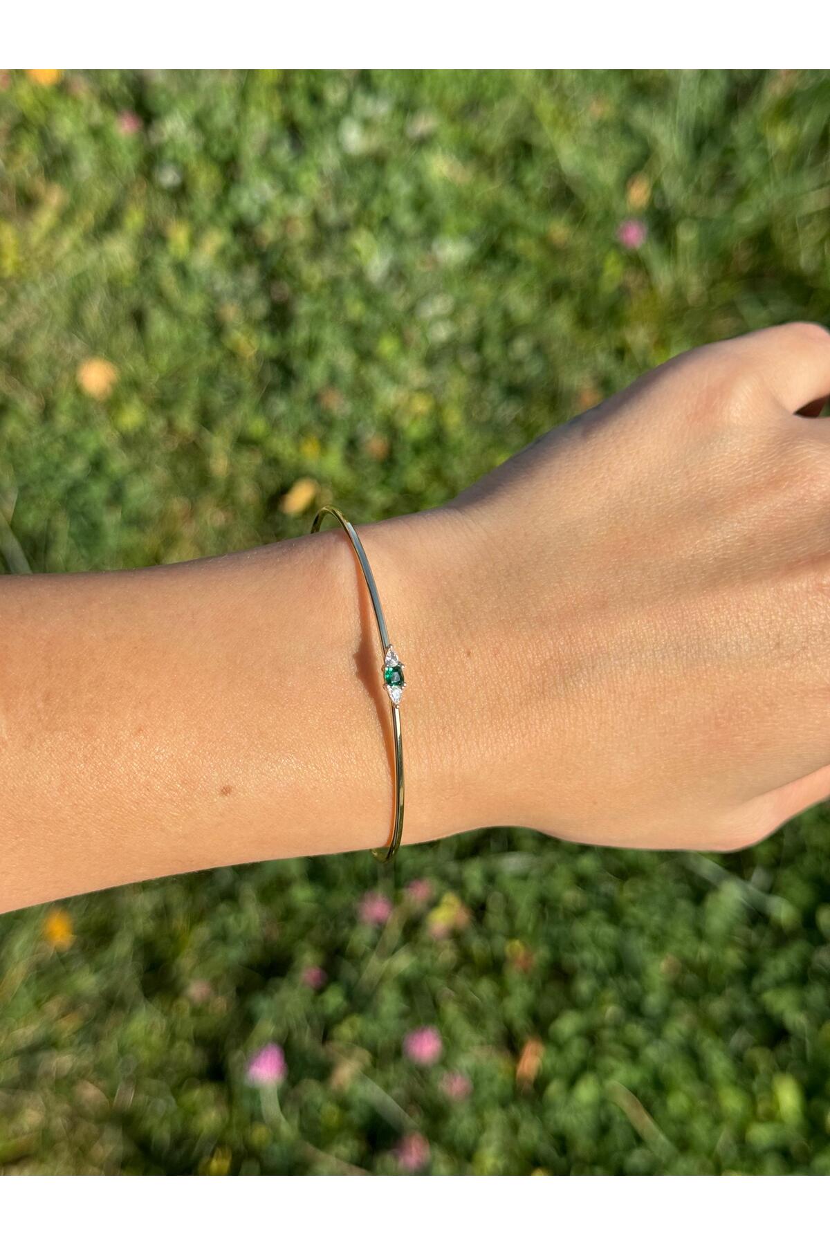 Yeşil Taş Detaylı Zarif Ayarlanabilir Gold Bileklik