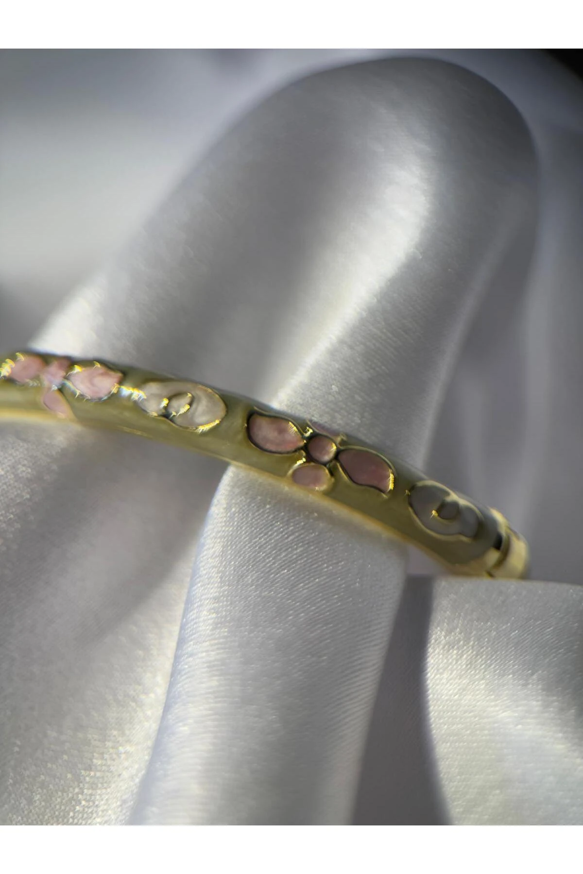 Elegantes Armband in Pastellfarben mit Emaille auf Stahl