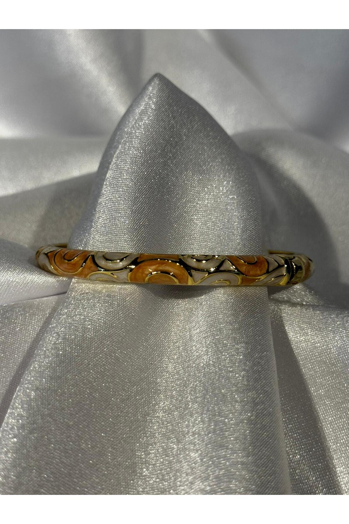 Gold ve Beyaz Desenli Emaye Tasarım Bileklik