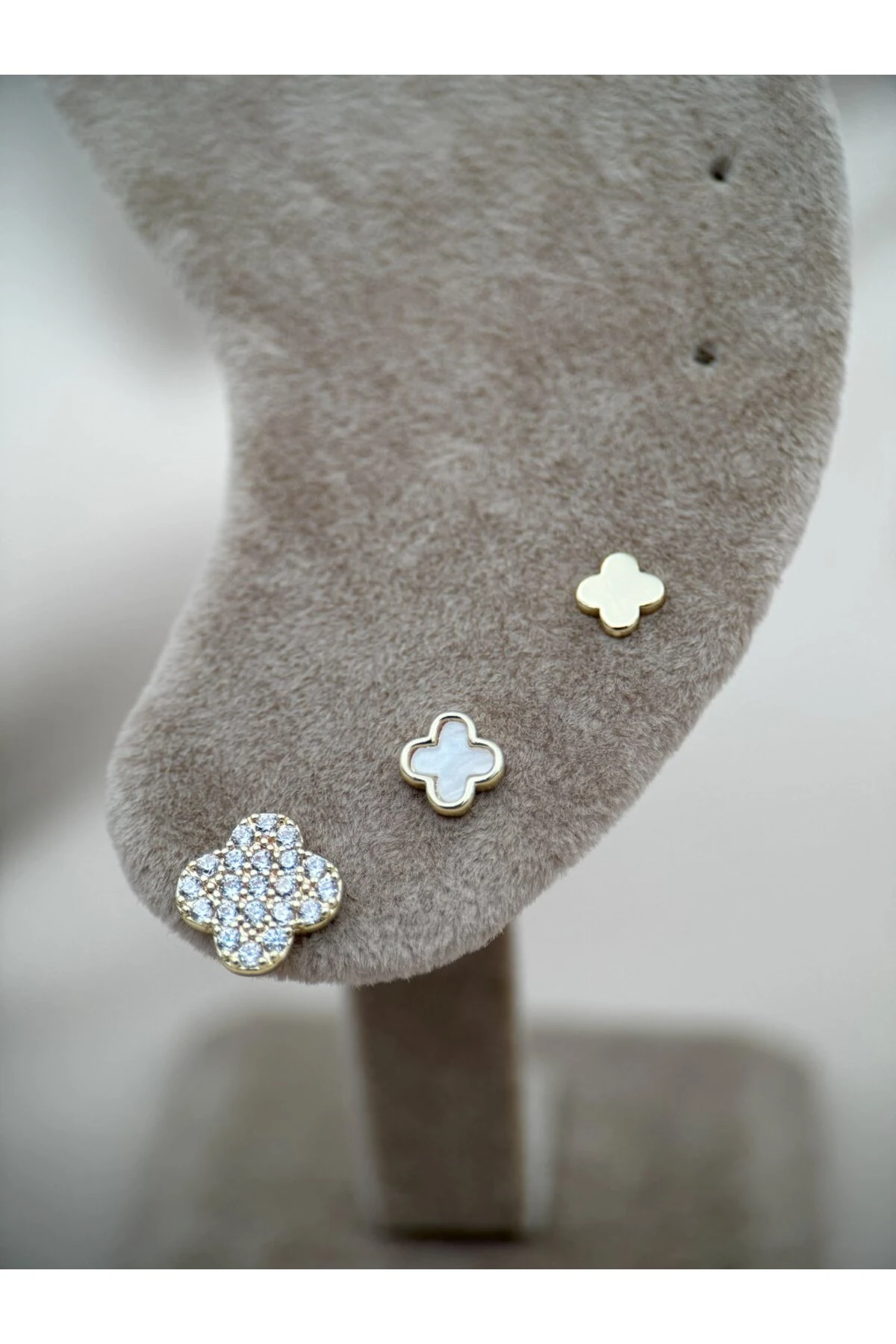 Gold Beyaz Renk Yonca Model ve Zirkon Taşlı 3’lü Küpe Seti