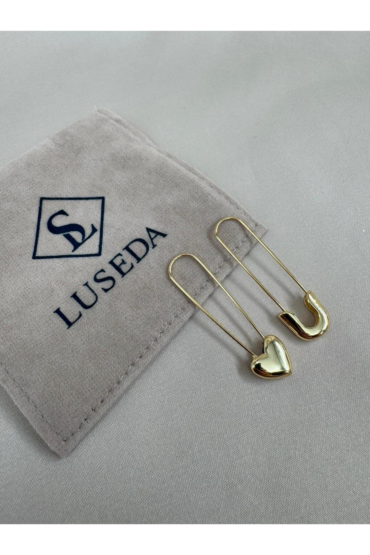 Çatal İğne ve Kalp Detaylı Gold Renk Küpe