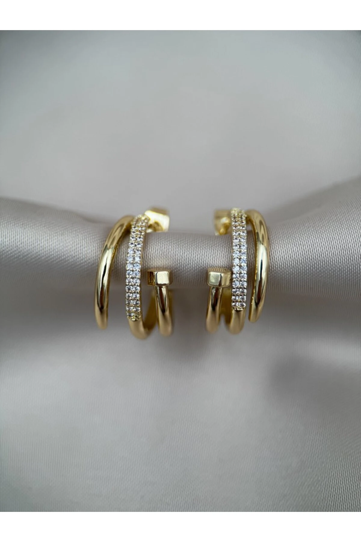 Çivili Çift Halkalı Taşlı Gold Çelik Küpe