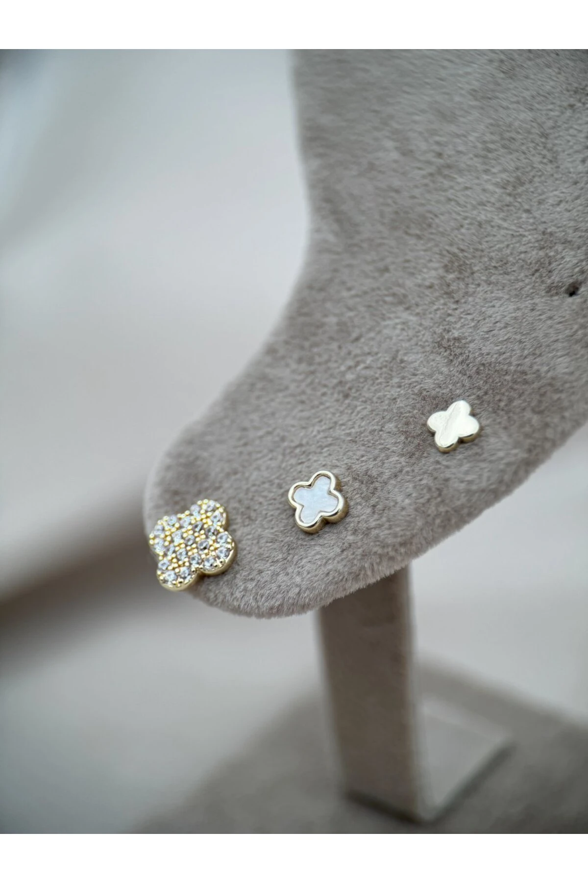 Gold Beyaz Renk Yonca Model ve Zirkon Taşlı 3’lü Küpe Seti