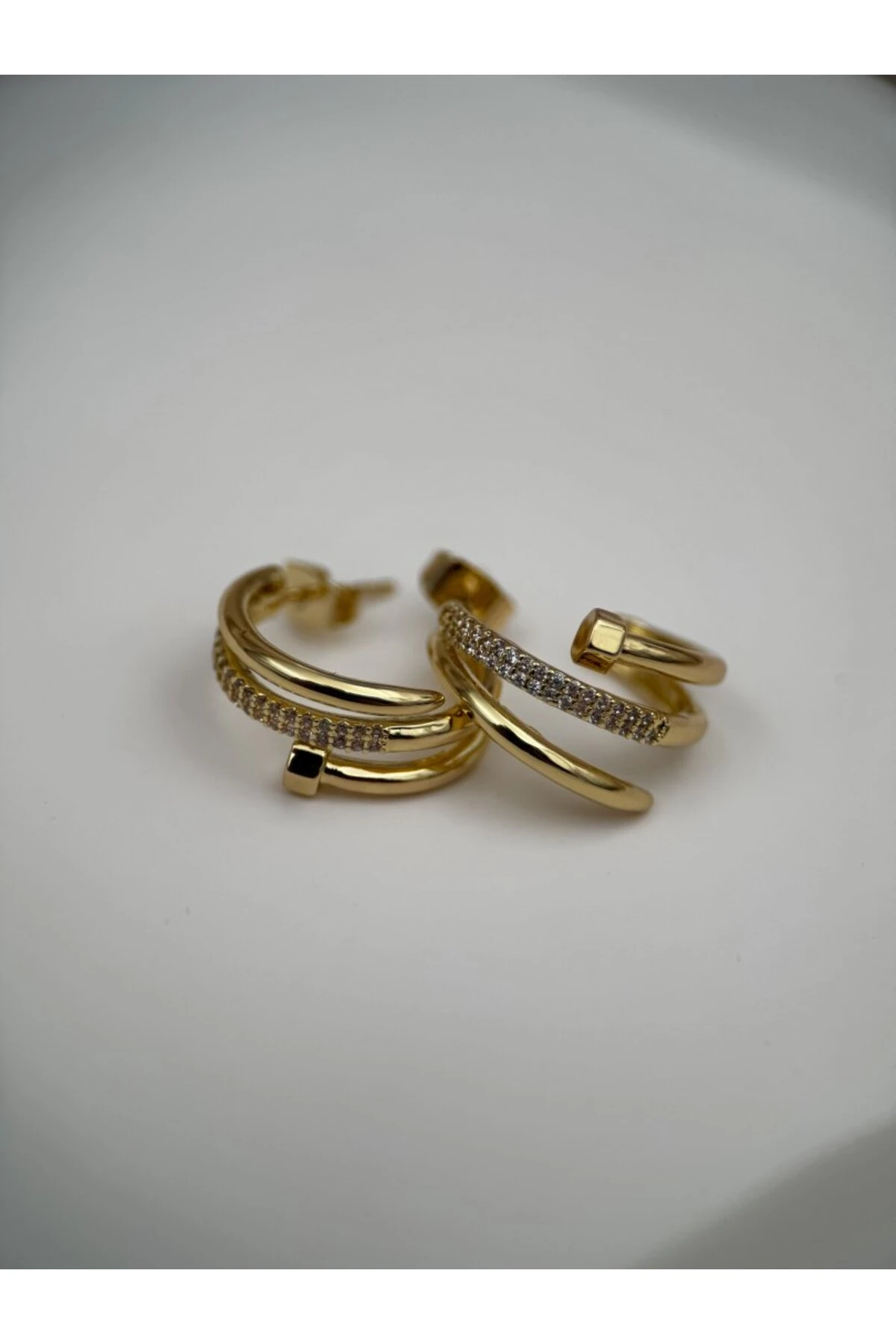 Çivili Çift Halkalı Taşlı Gold Çelik Küpe
