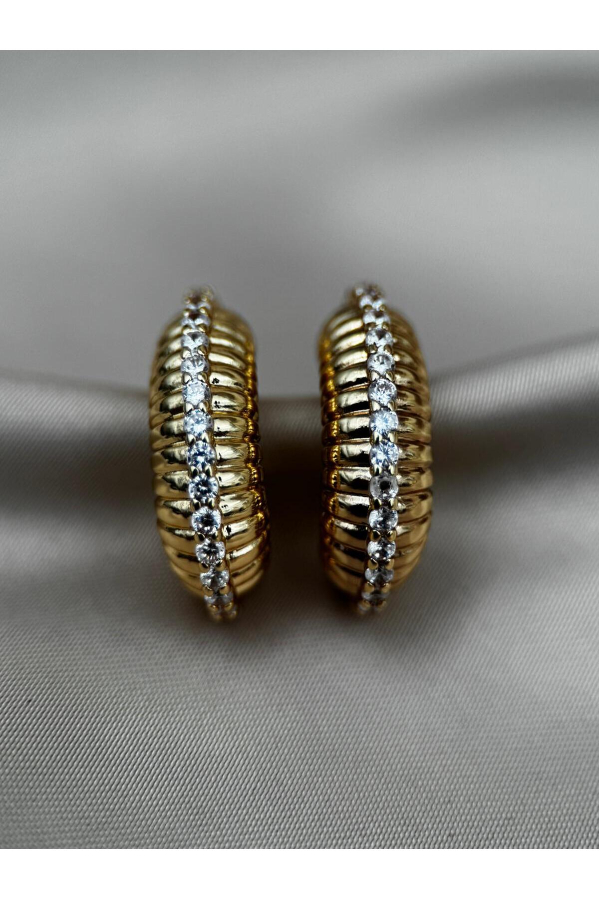 Gold Renk Zirkon Taşlı Tasarım Küpe