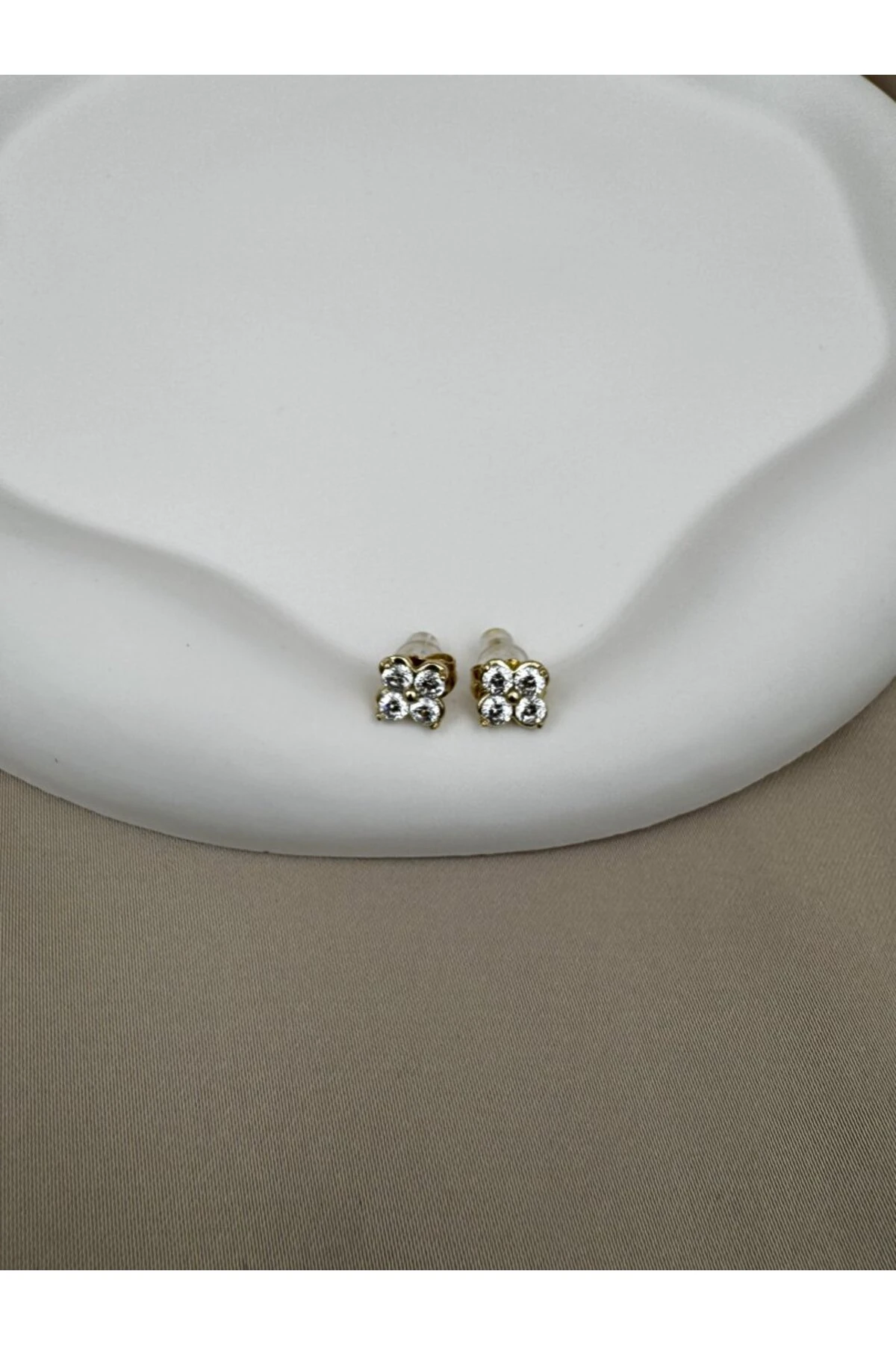 Gold Renk Kararmaz Çelik Taşlı Çiçek Model Kadın Küpe