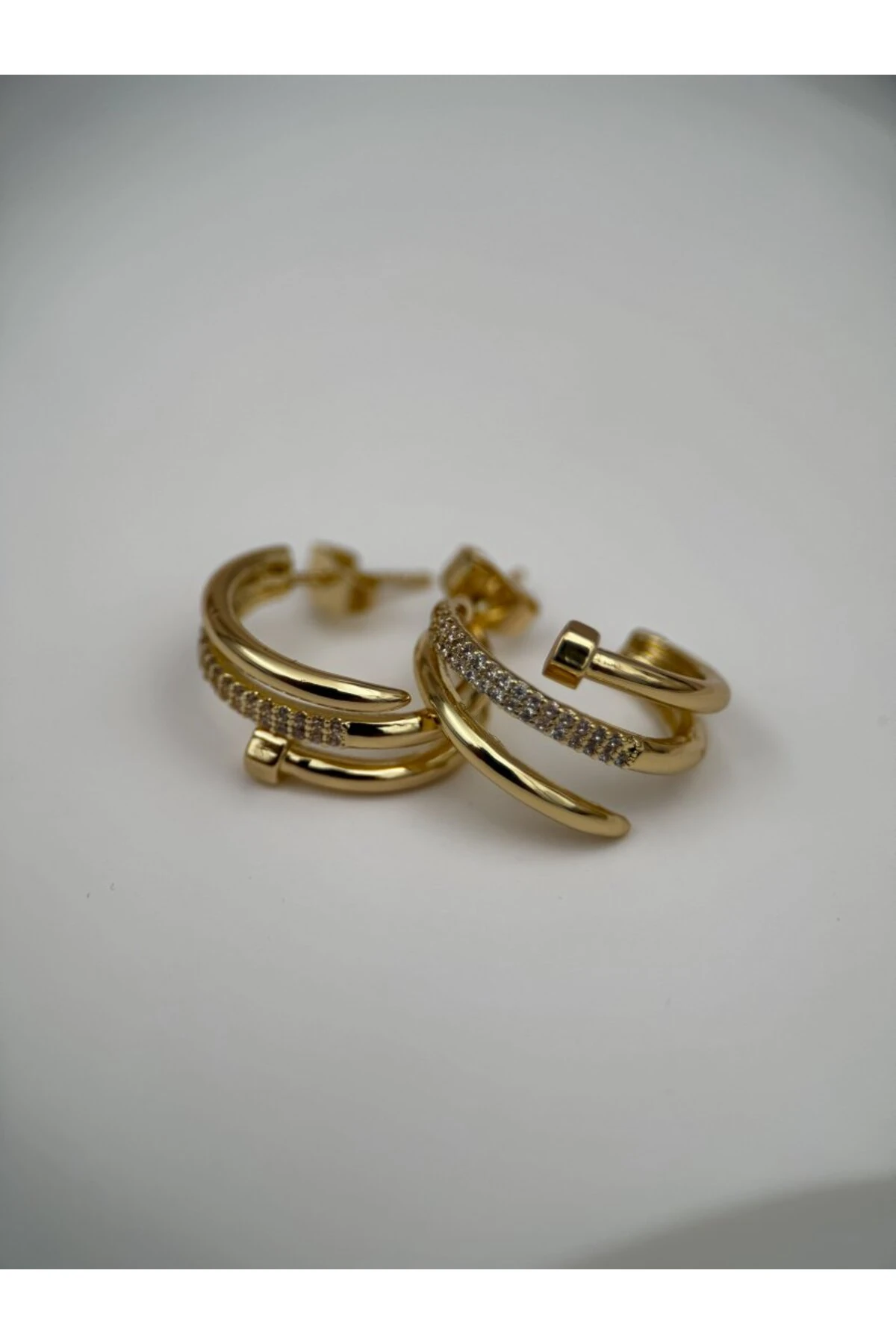 Çivili Çift Halkalı Taşlı Gold Çelik Küpe