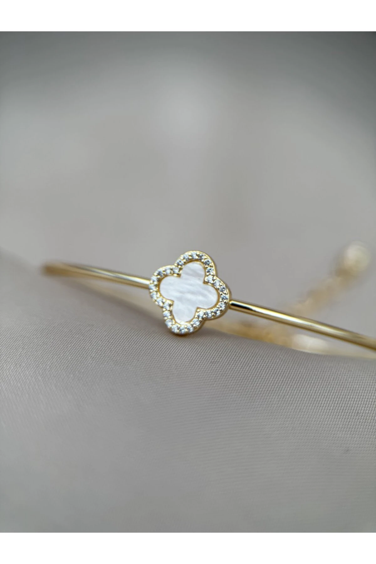 Yonca Figürlü Taşlı Ayarlanabilir Gold Bileklik