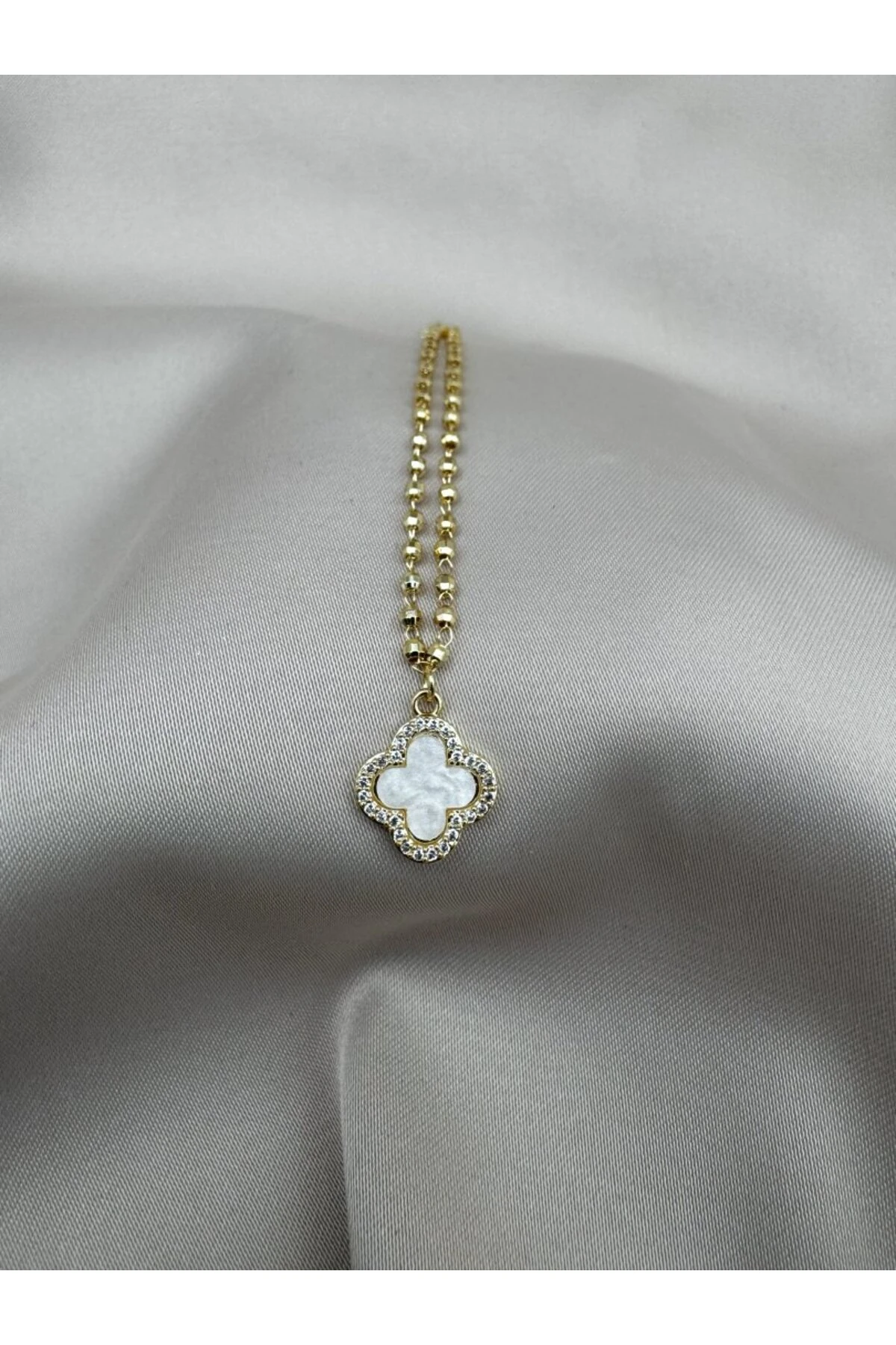 VIP Damenarmband in Goldfarbe mit Zirkonia-Stein und Kleeblatt-Detail, verstellbar