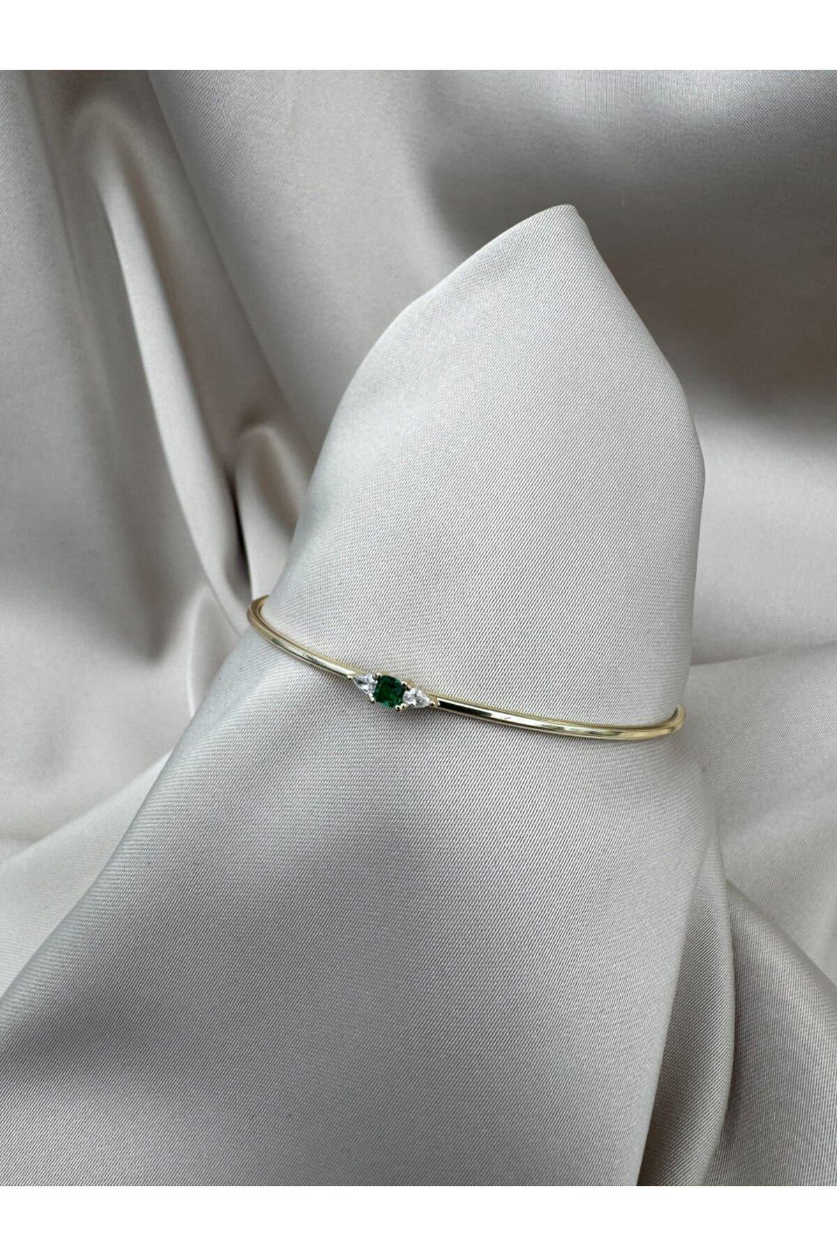 Yeşil Taş Detaylı Zarif Ayarlanabilir Gold Bileklik