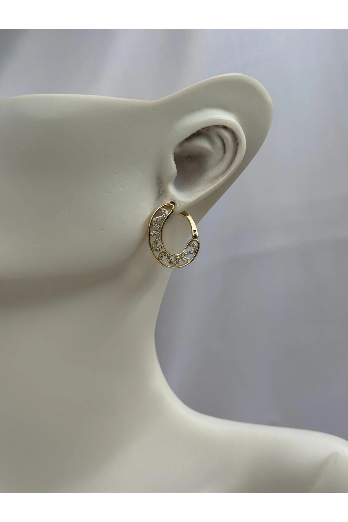 Gold Renk Kıvrımlı Zirkon İşlemeli Modern Halka VIP Küpe