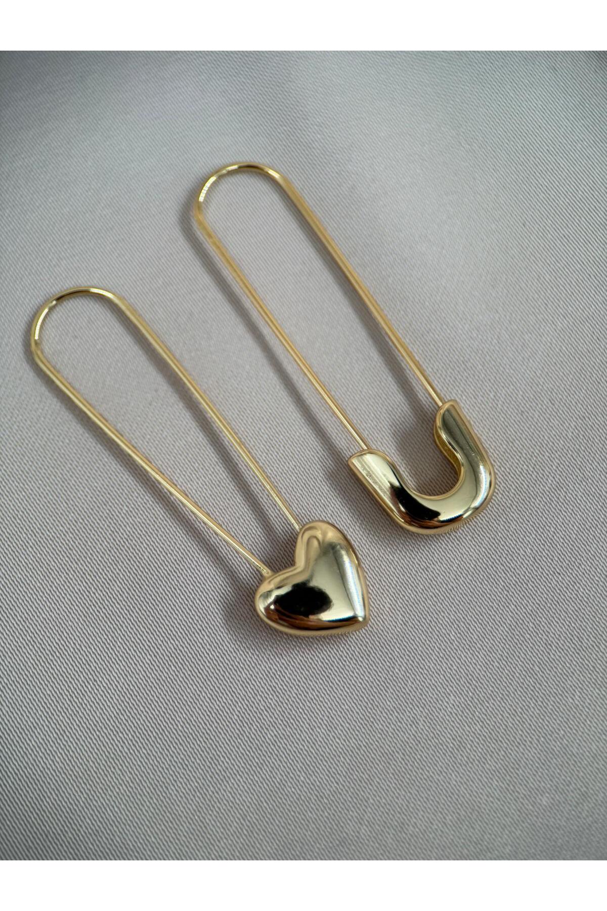 Çatal İğne ve Kalp Detaylı Gold Renk Küpe