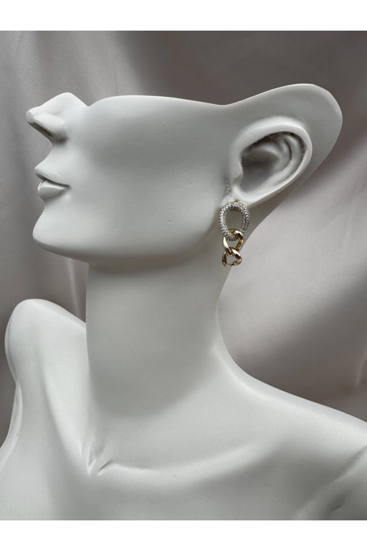 Gold Renk Kararmaz Çelik Taşlı Zincir Halkalı Kadın Küpe