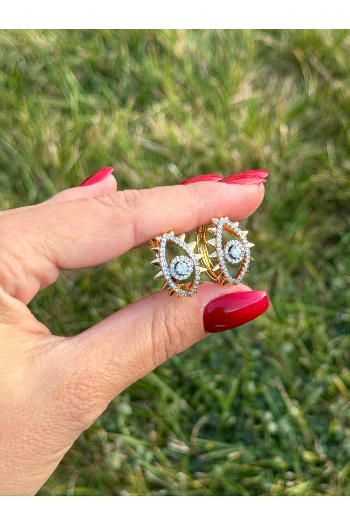 Gold Renk Sivri Uç Detaylı Göz Form Zirkon Taşlı Halka Küpe