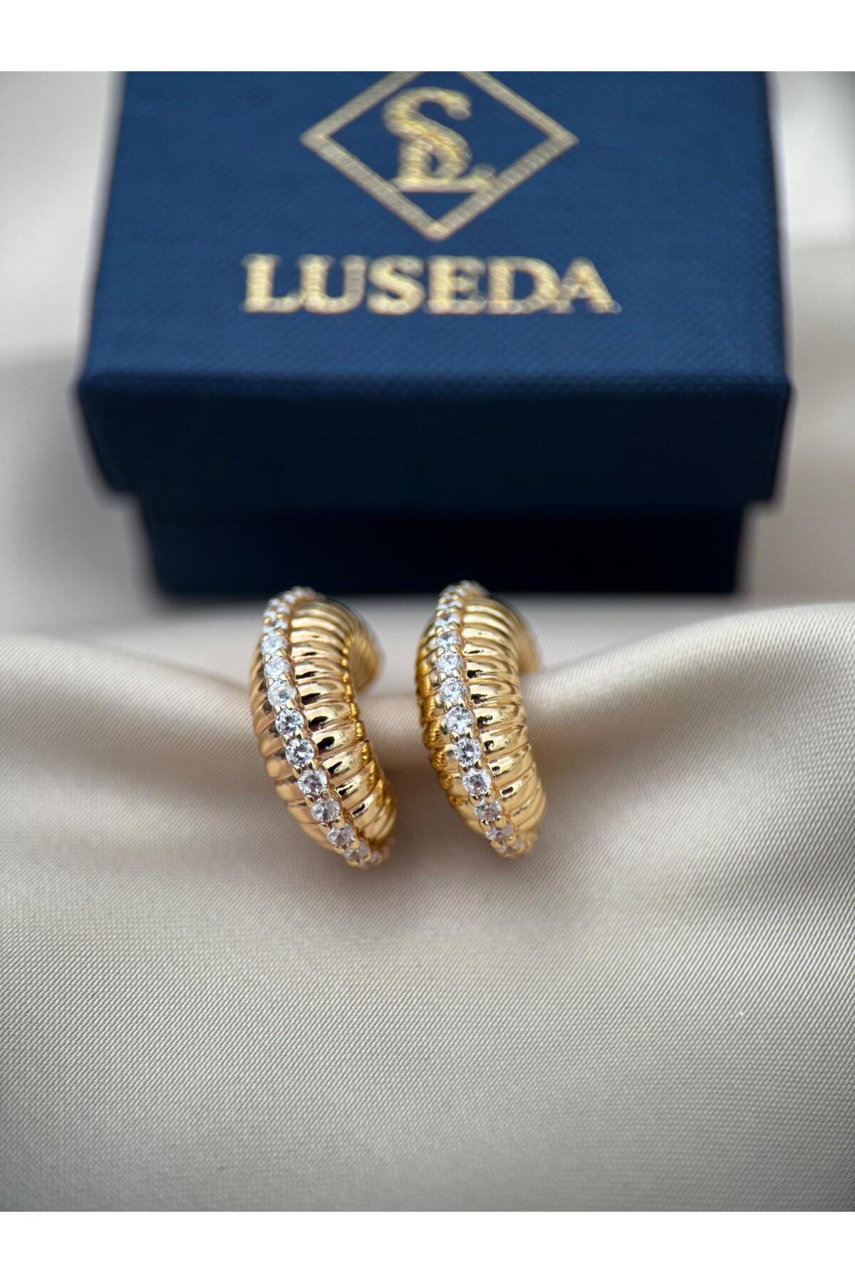 Gold Renk Zirkon Taşlı Tasarım Küpe