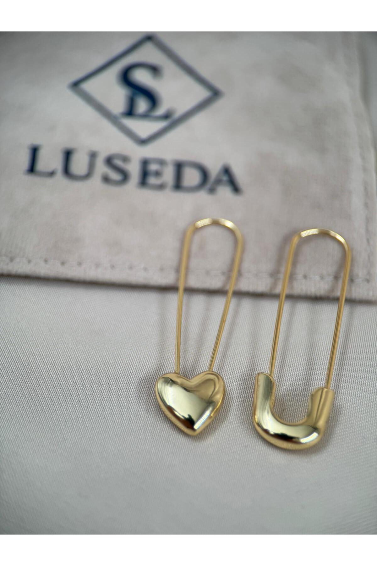 Çatal İğne ve Kalp Detaylı Gold Renk Küpe