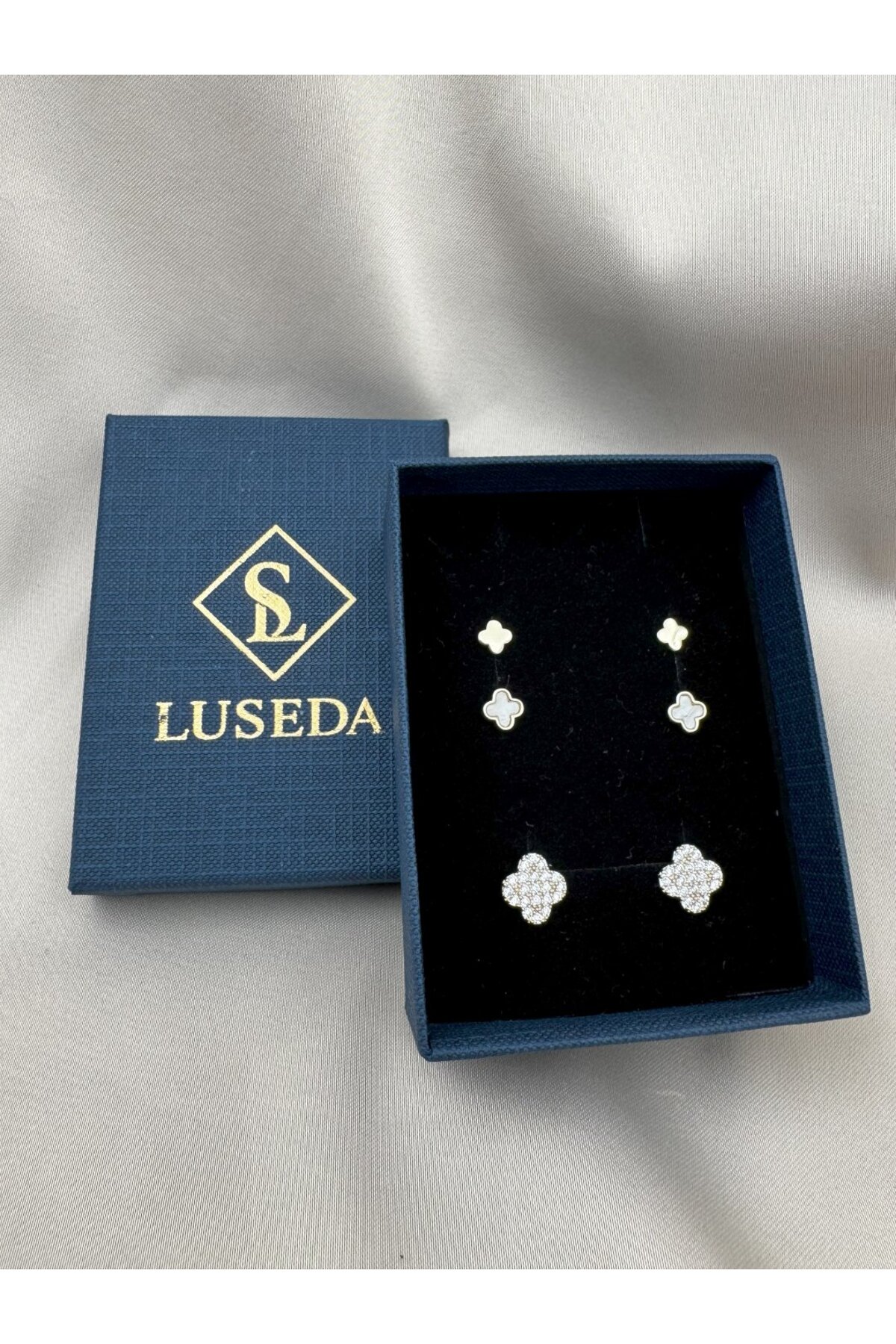 Gold Beyaz Renk Yonca Model ve Zirkon Taşlı 3’lü Küpe Seti