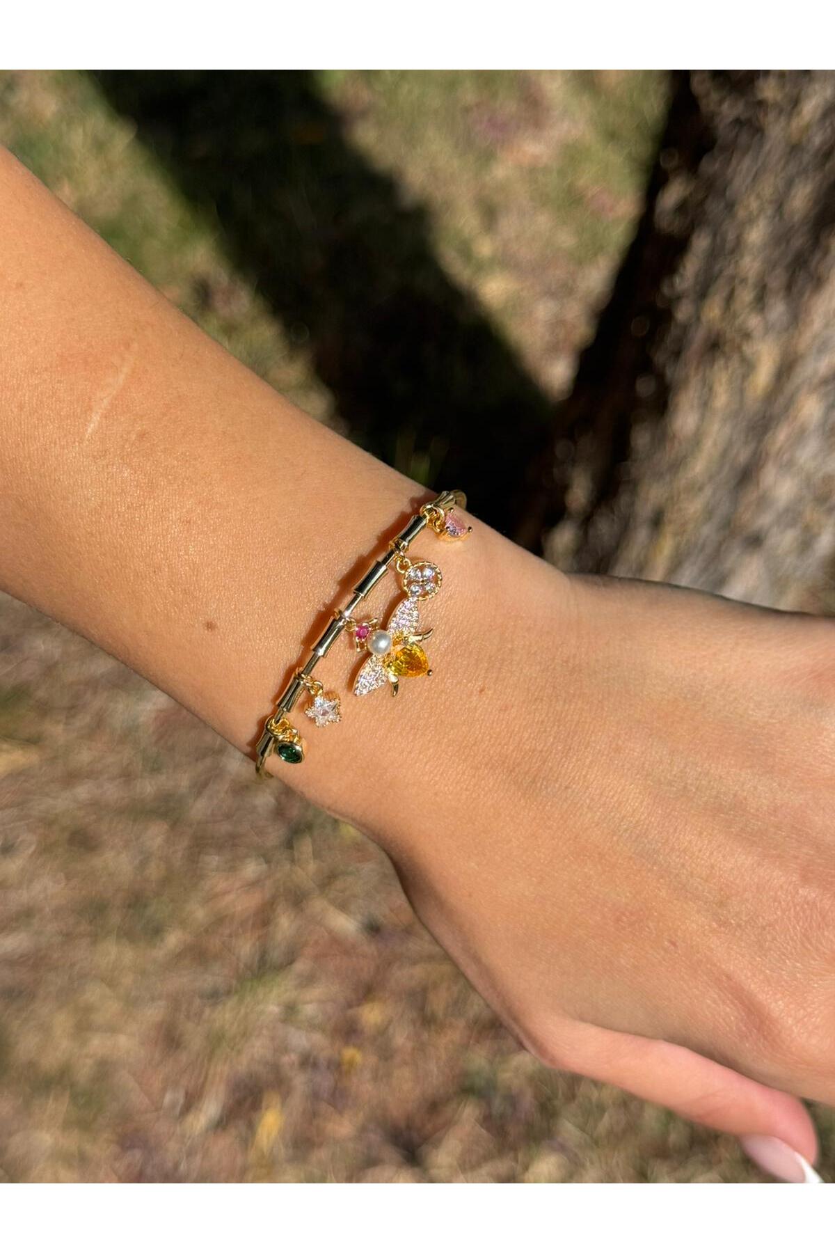 Arı Figürlü Taşlı Charm Gold Bileklik