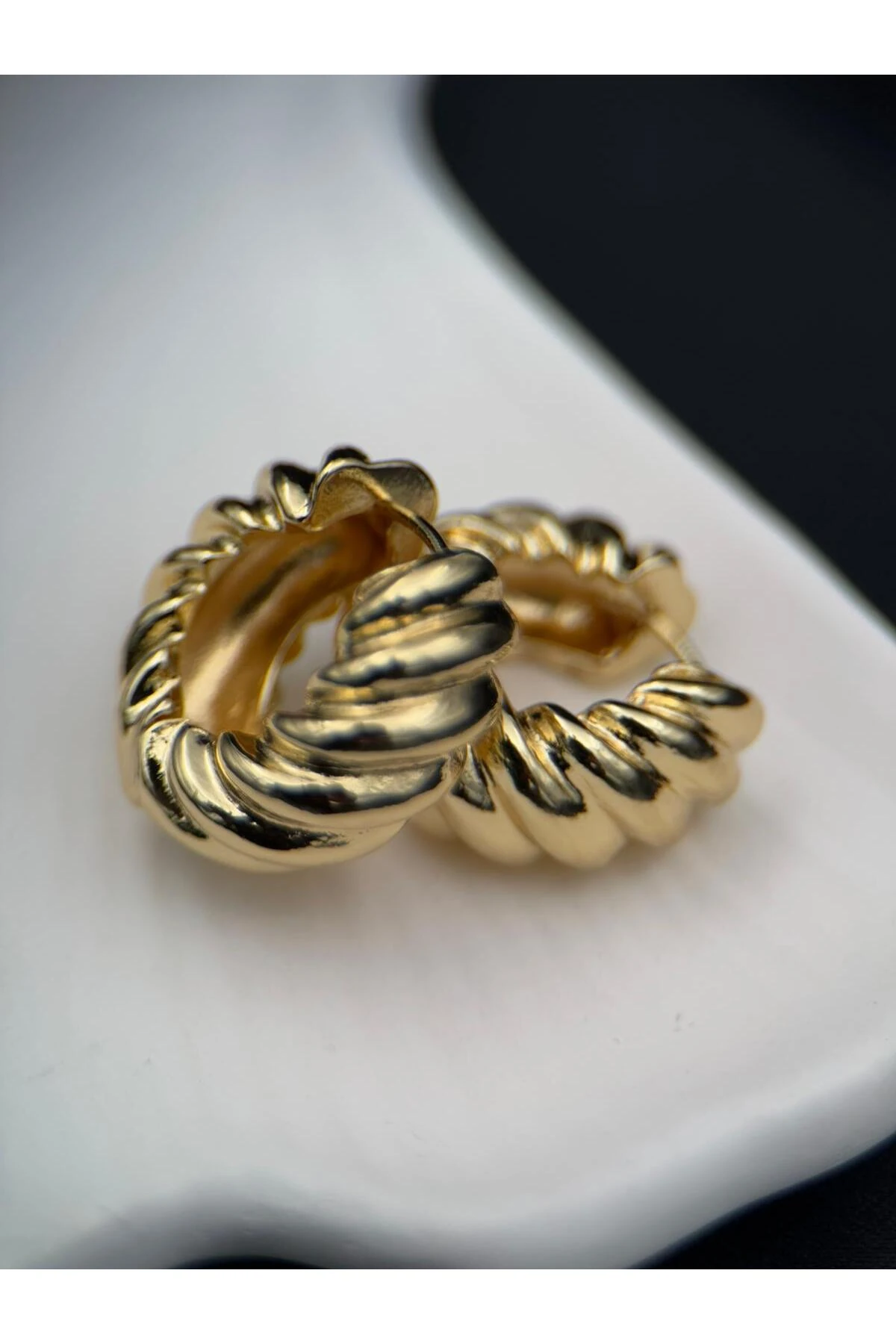Gold Renk Kararmaz Burgulu Halka Küpe - altın