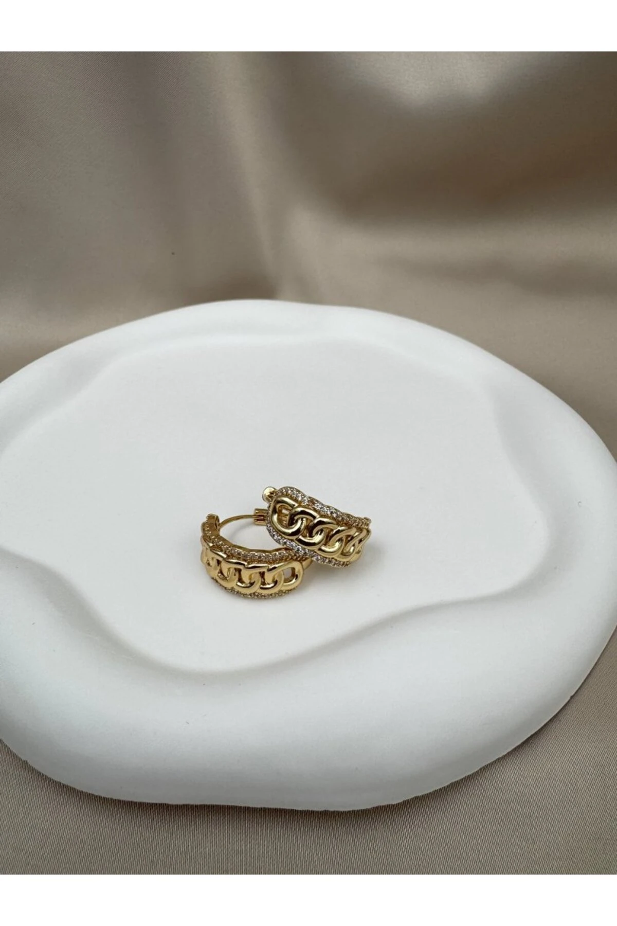 Altın Kaplama Kararmaz Zincir Desenli Taşlı Kadın Halka Küpe