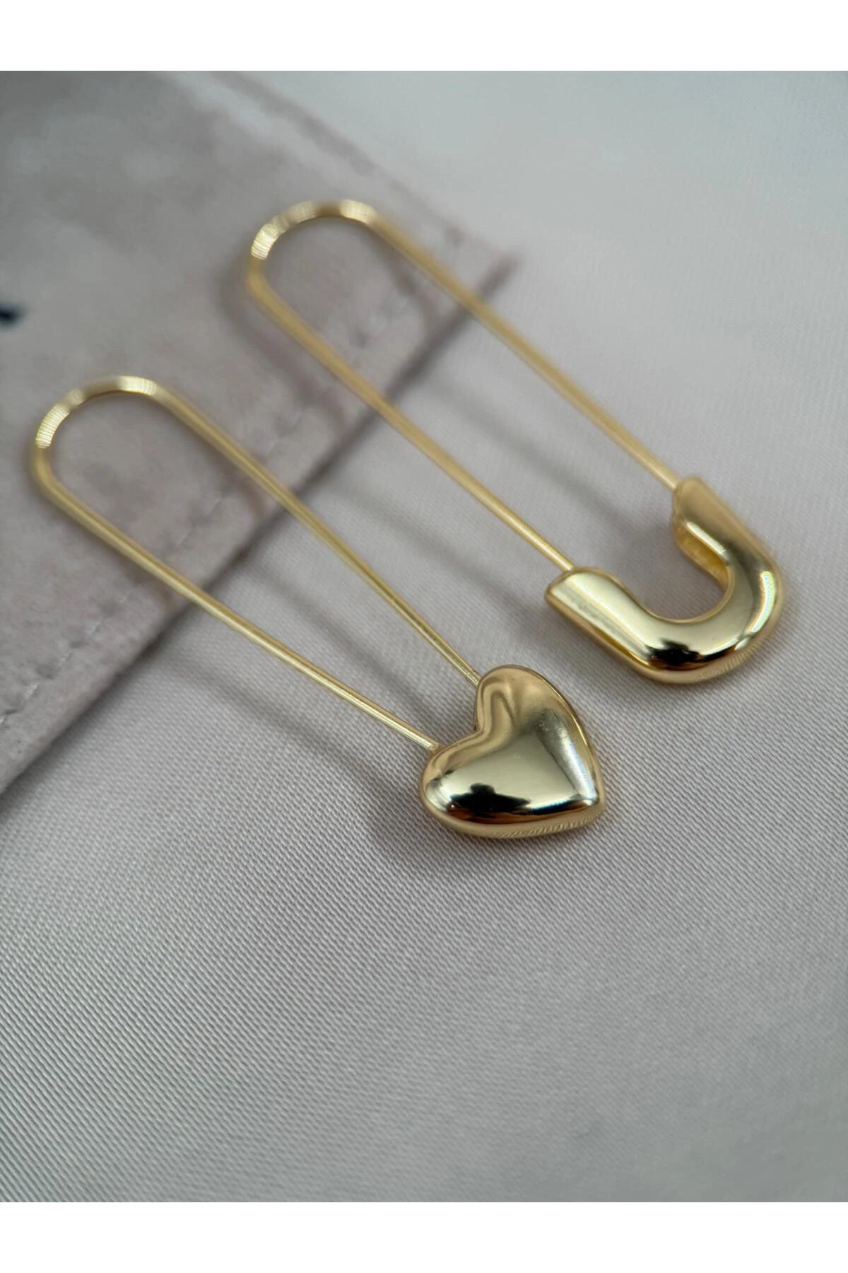 Çatal İğne ve Kalp Detaylı Gold Renk Küpe