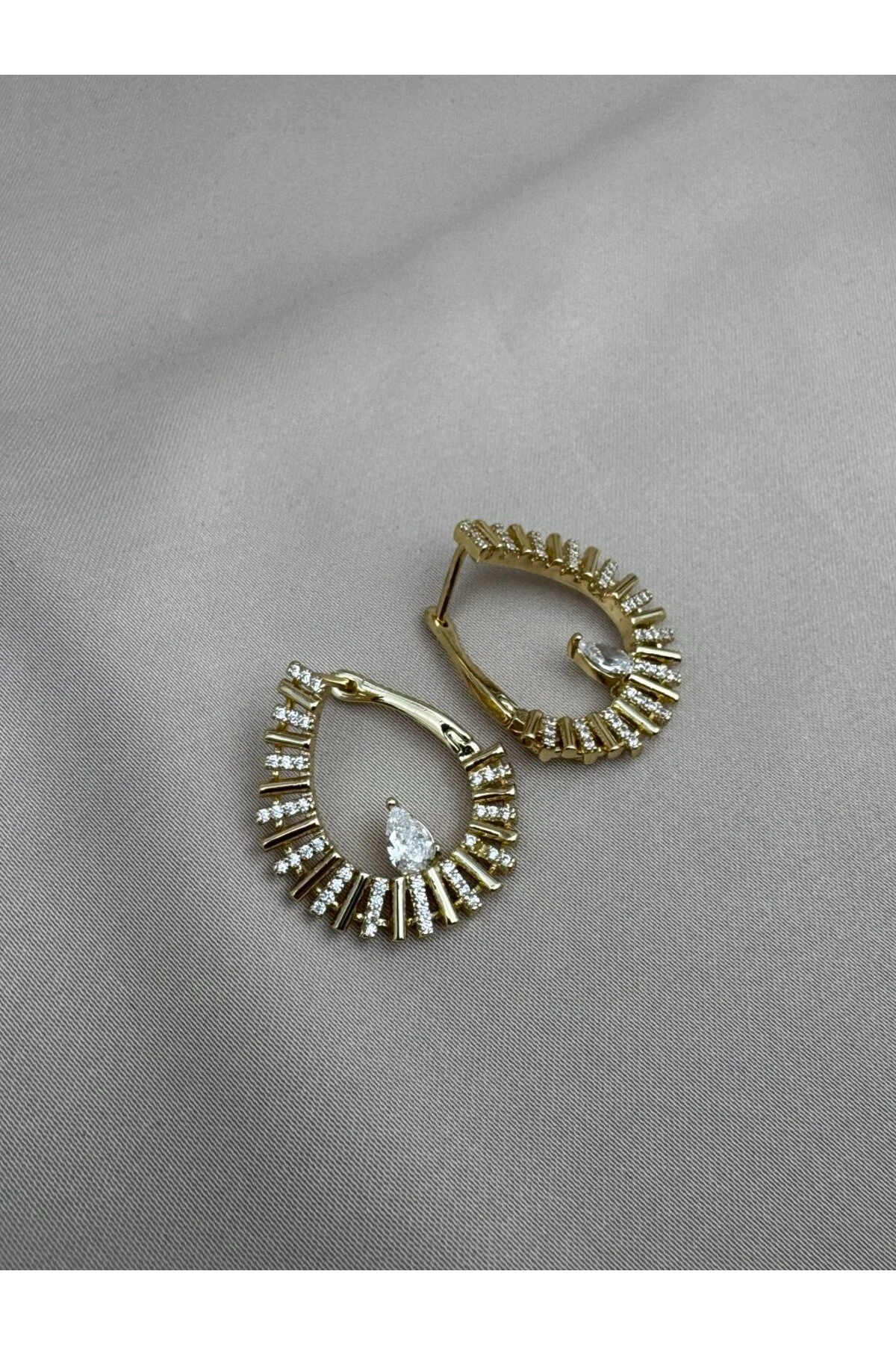 Zirkon Taşlı Damla Form Gold Küpe