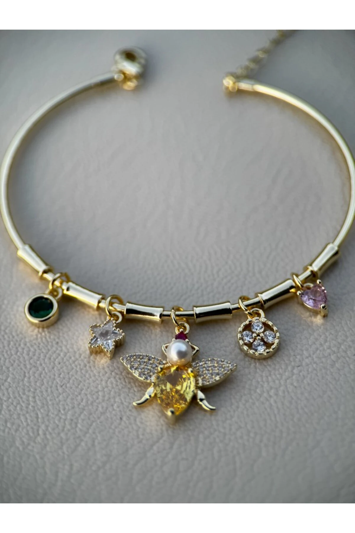 Arı Figürlü Taşlı Charm Gold Bileklik