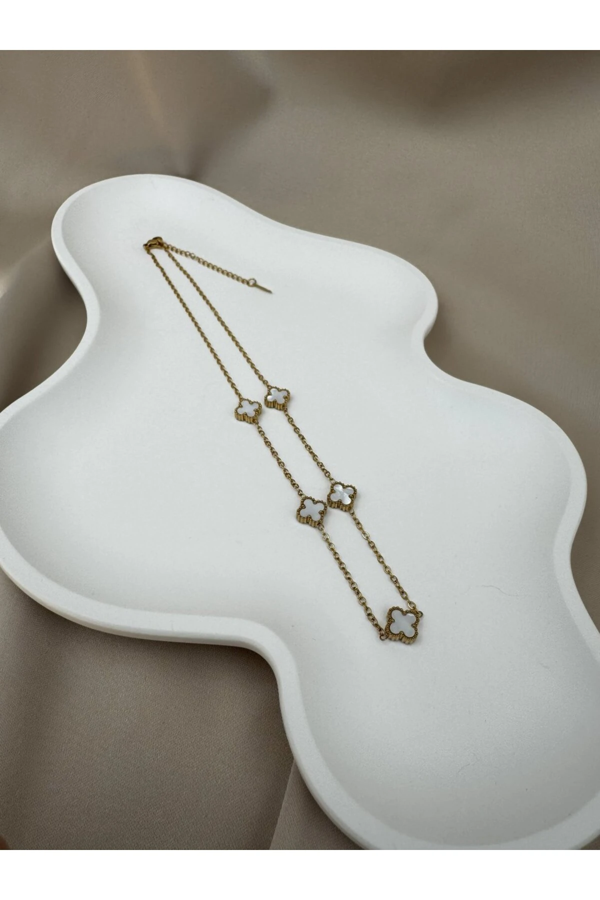 Gold Beyaz Renk Yonca Detaylı 40+5CM Ayarlanabilir Çelik Kolye